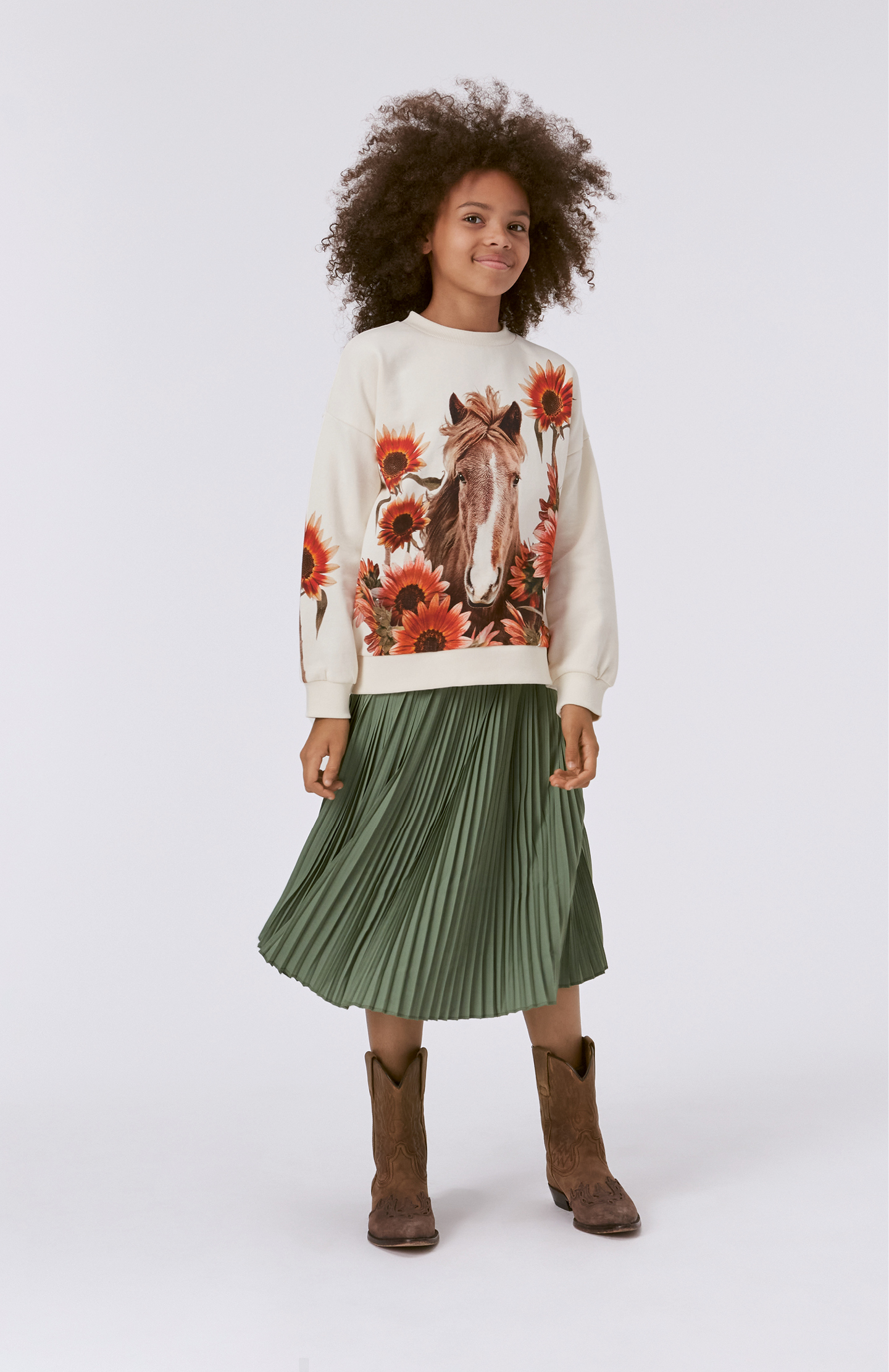 8_junior_girl_aw23.jpg?width=490