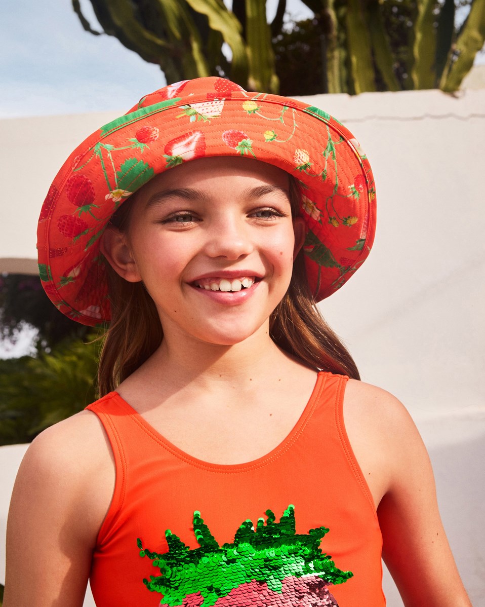 Nadia - Strawberry Red - Röd buckethatt för barn i återvunnen nylon med UV-skydd 50+.