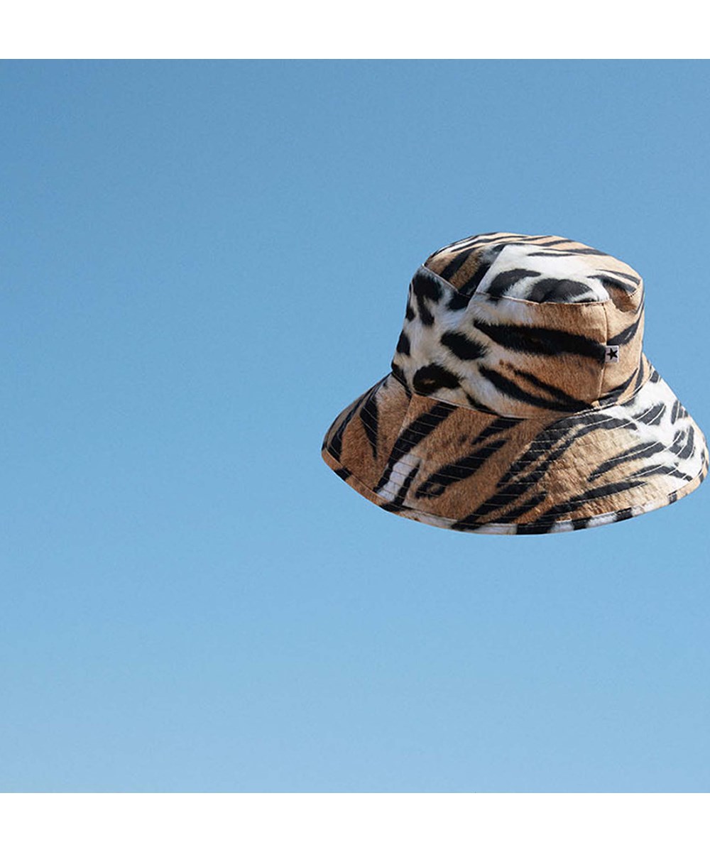 Nadia - Tiger Stripes - UV solhatt med tigerränder.