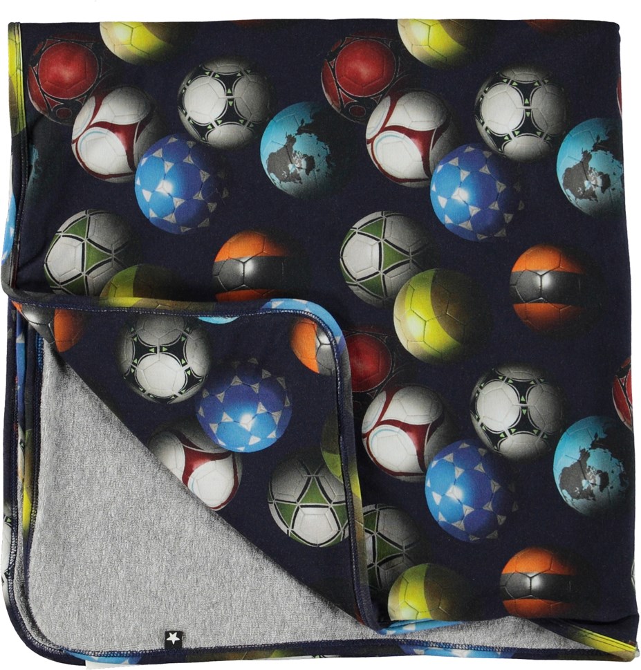 Now - Footballs Blue - Ekologisk filt med fotbollar.