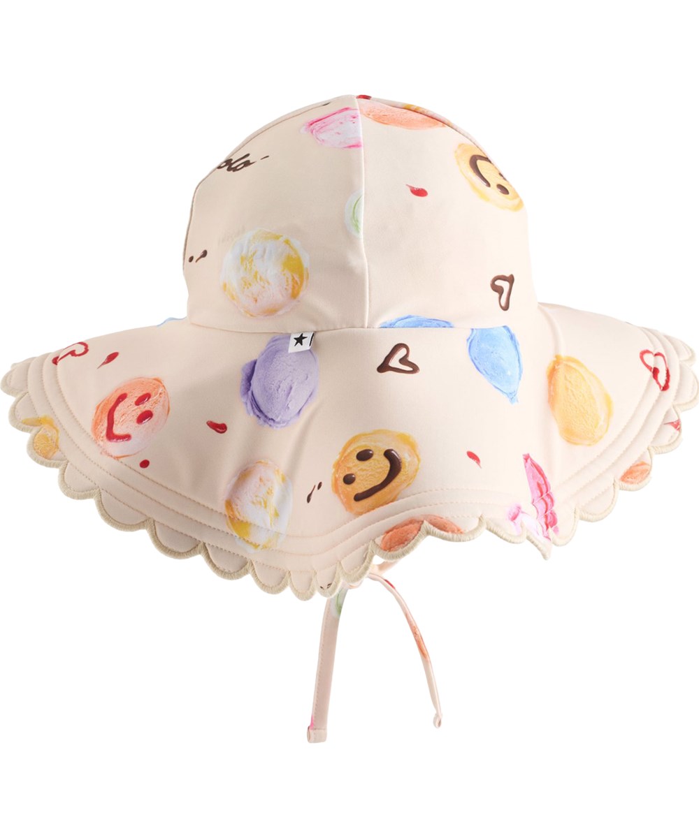 Nuka - Smile Scoops - Krämfärgad stretchbar solhatt med glassmönster för barn i återvunnen polyester med UV-skydd 50+.
