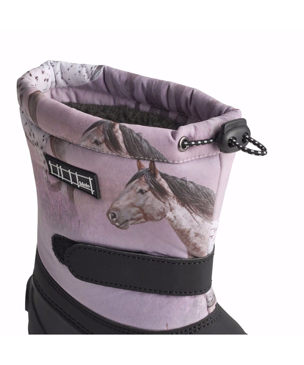 Driven - Dreamy Horses - Praktiska vinterstövlar för barn med en stabil och halkfri svart sula och ett tryck av hästar på en drömlik bakgrund i nyanser av rosa och lila.