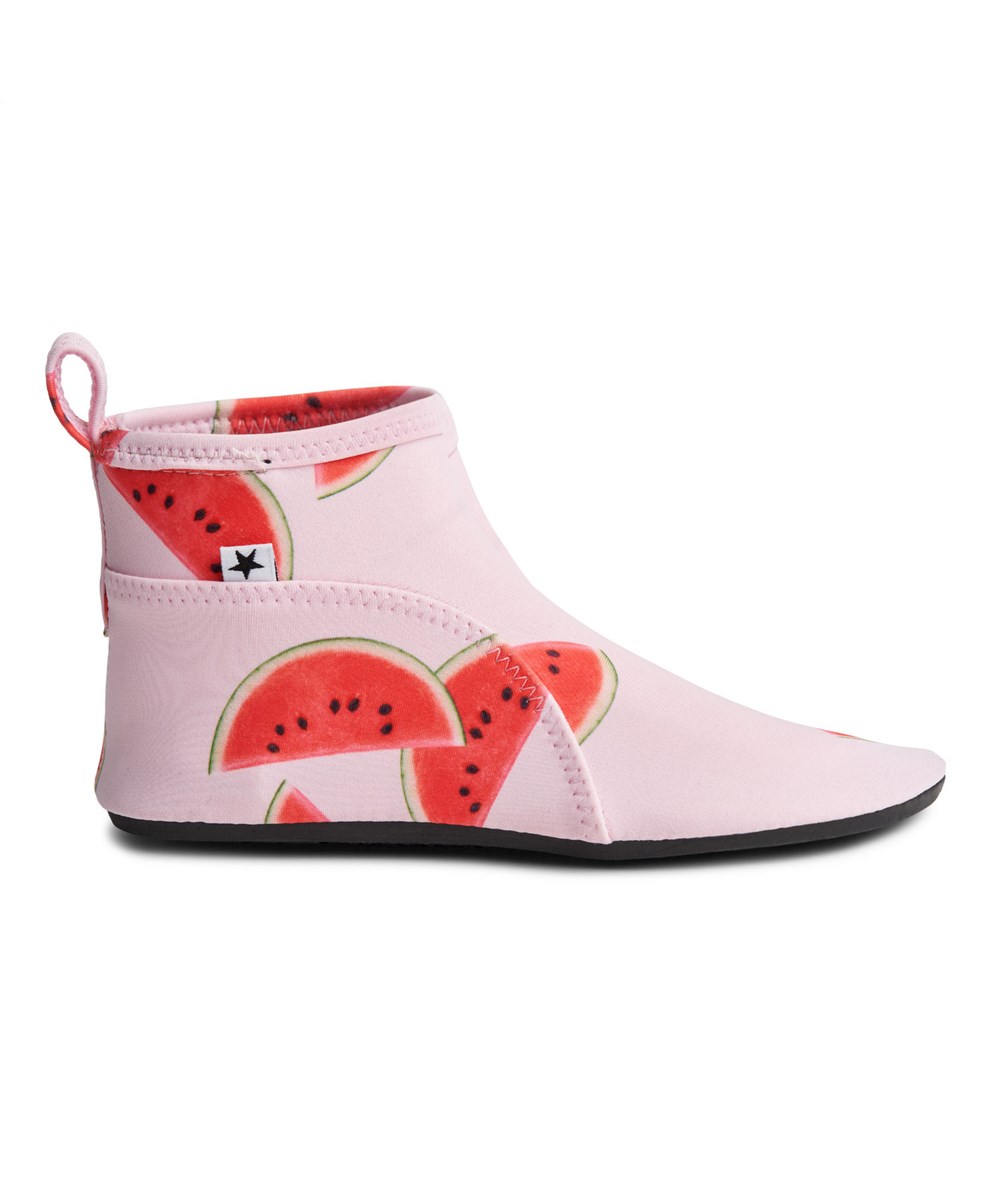 Zimba - Melon Pink - Lätta skor tillverkade av återvunnen polyester som skyddar små fötter från vassa skal och småsten när de utforskar havet för första gången.