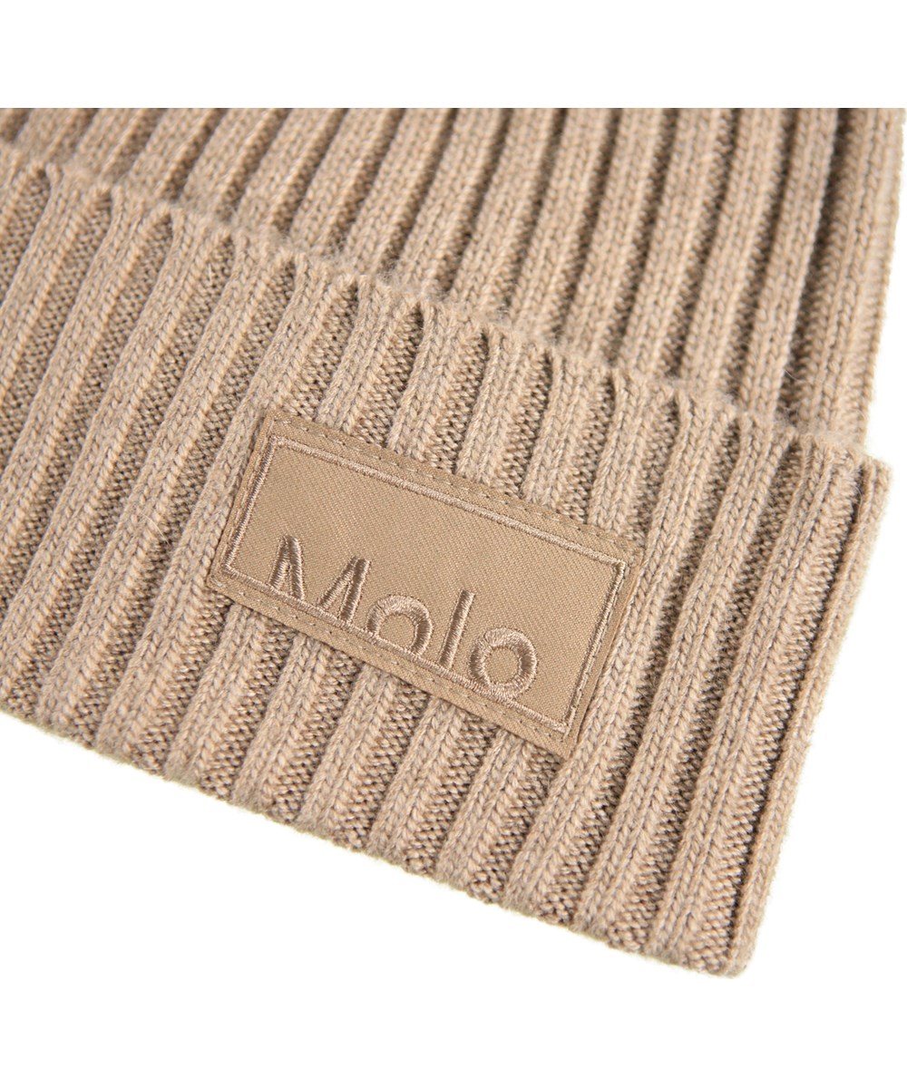 Karli - Fawn - Brun stickad mössa med uppvik för barn.