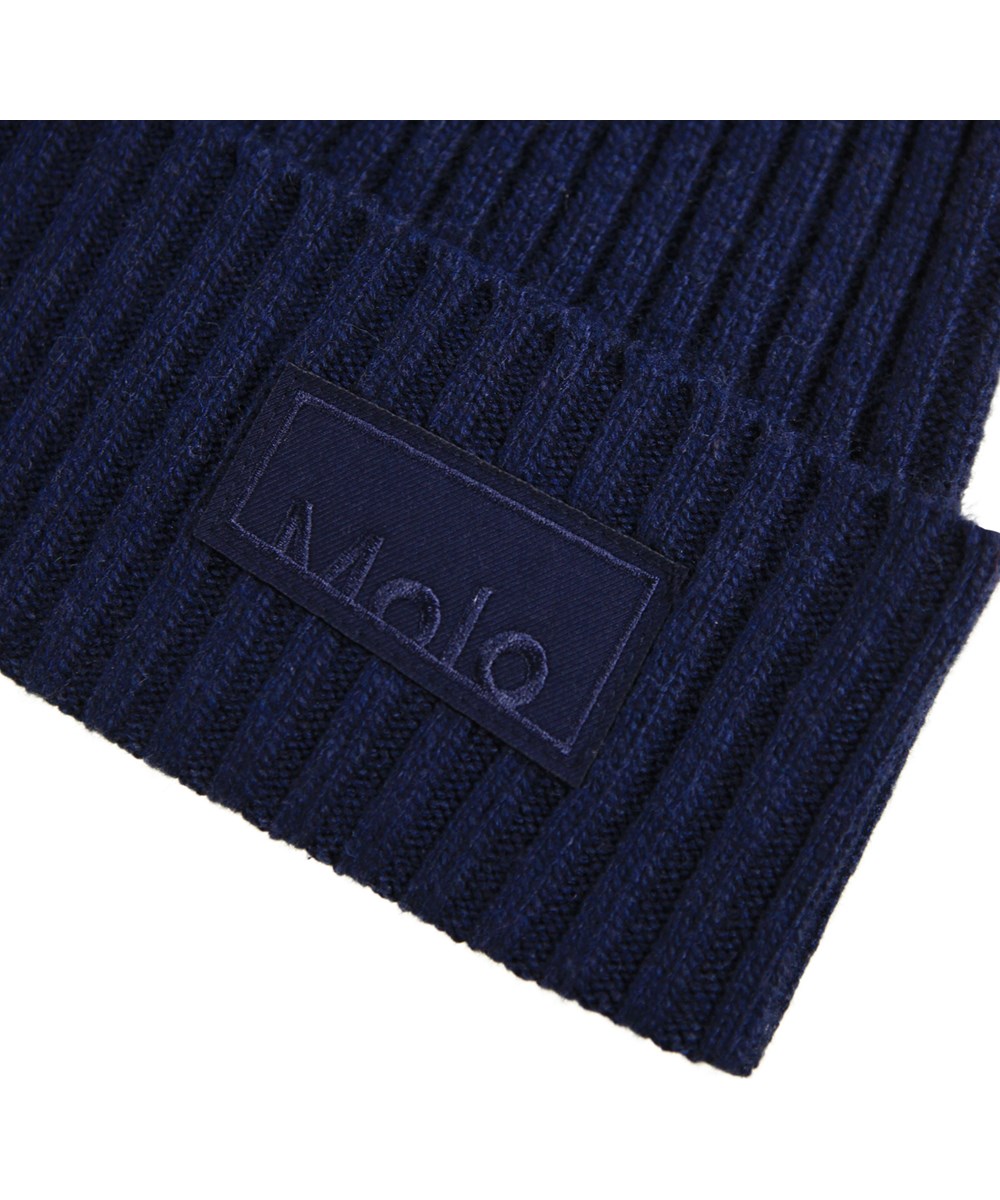 Karli - Night Navy - Mörkblå stickad mössa med uppvik för barn.