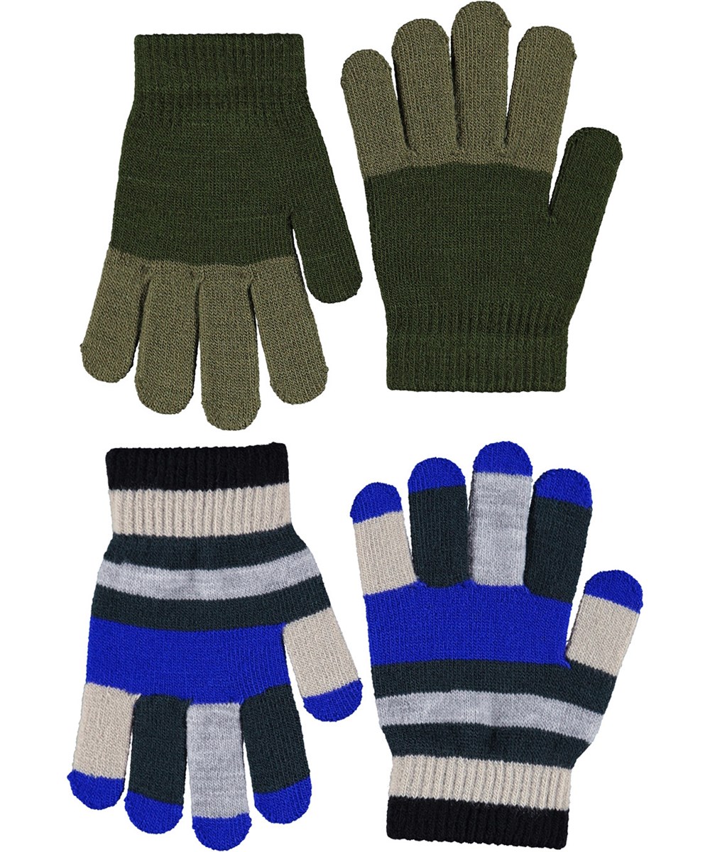 Kei - Dark Forest - 2-pack med stickade handskar för barn. En i gröna toner och den andra i blå, svart, beige och grå ränder.