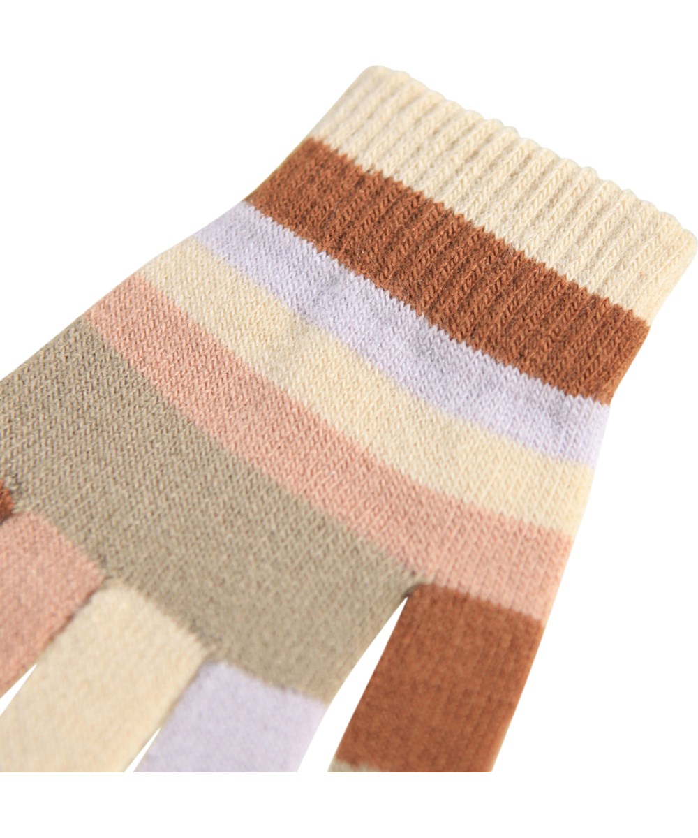 Kei - Lilac Marble - 2-pack stickade vantar. Ett par i off-white och lila, och det andra i ränder med nyanser av brunt, grått, rosa och beige.