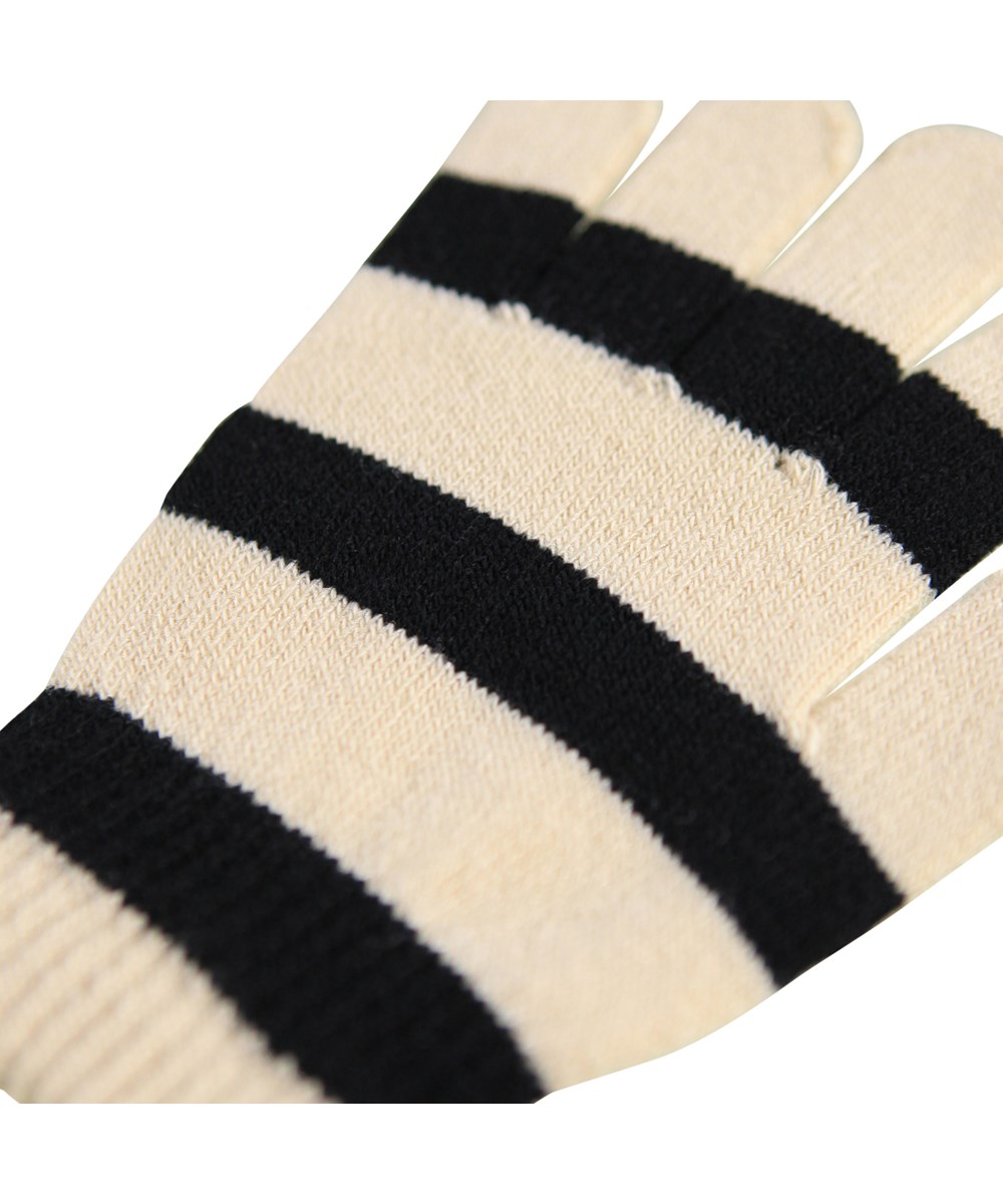 Kei - Tuffet - 2-pack stickade vantar för barn. Ett par i grått och beige och det andra i svart och krämfärgade ränder.