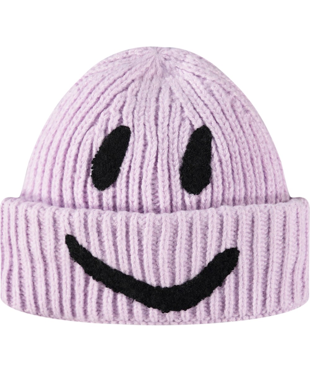 Kim - Pastel Lilac - Ribbstickad mössa i lila med uppvik och broderad smiley i svart.