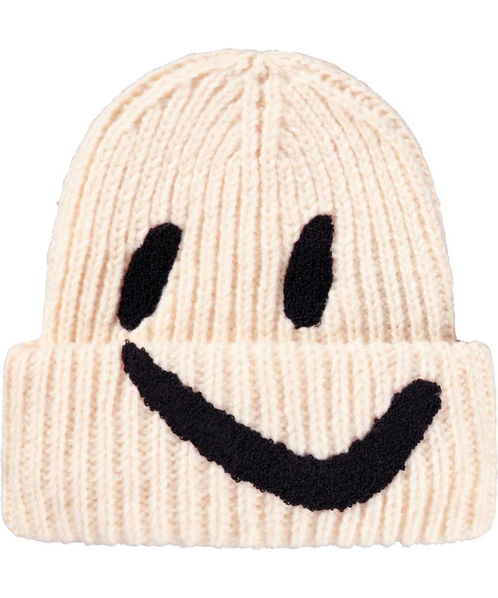 Kim - Vanilla - Krämfärgad stickad mössa för barn med uppvik och broderad smiley i svart.