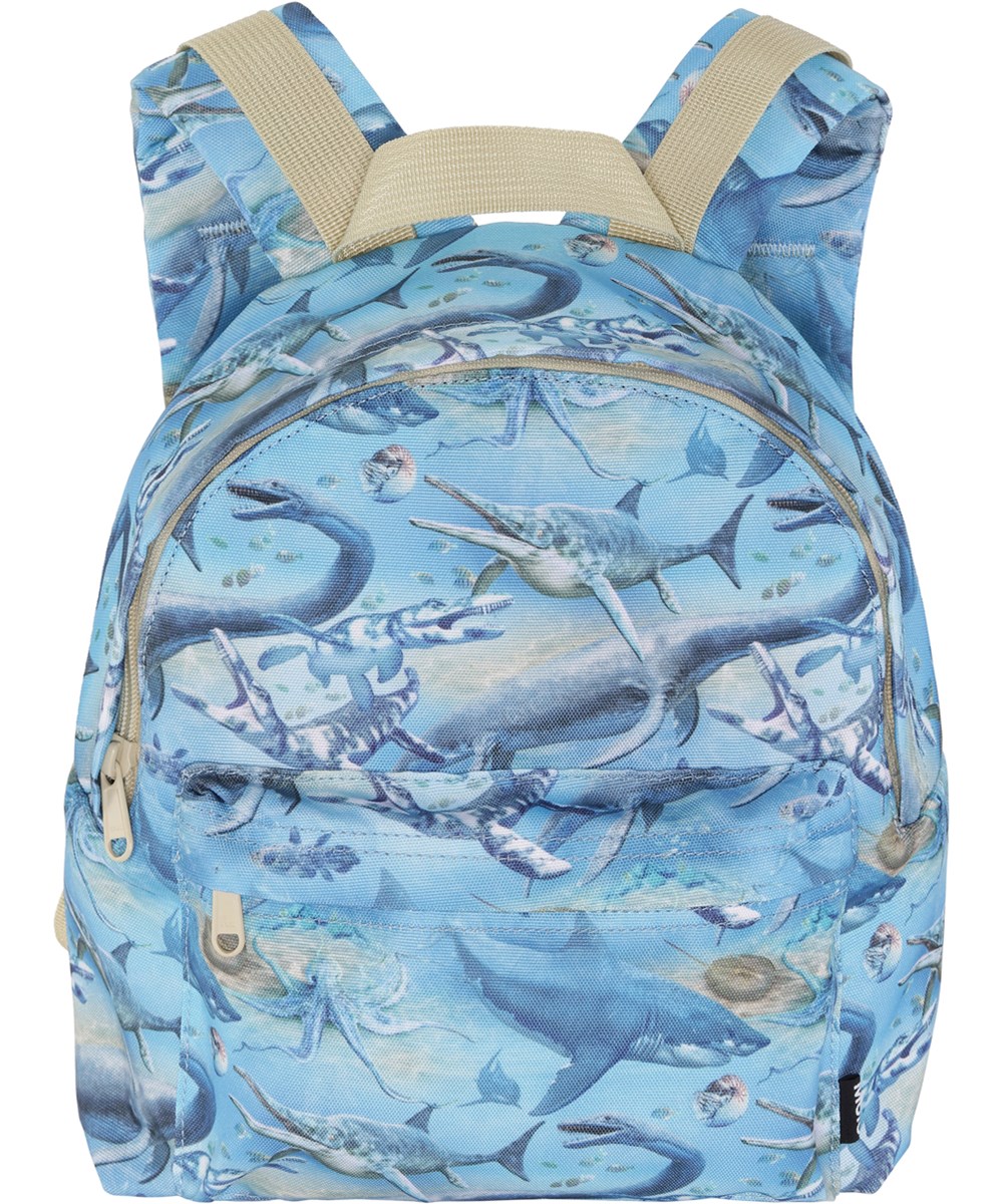 Backpack - Ancient Seas - Ljusblå ryggsäck med ett färgglatt tryck av hajar, bläckfiskar och förhistoriska havsdjur.