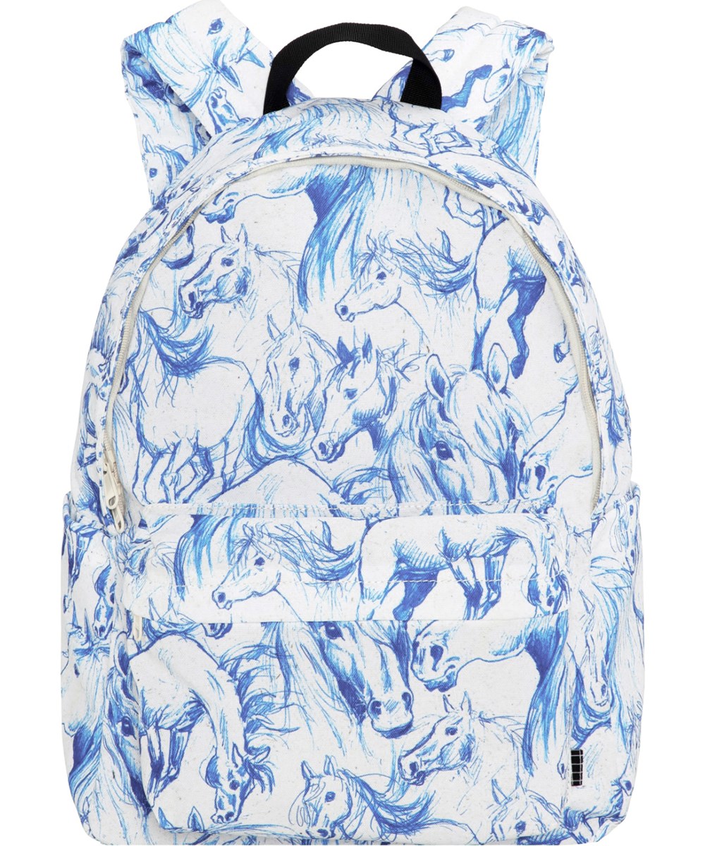 Backpack Mio - Blue Horses - Vit ryggsäck med blå handtecknade hästar i 100% återvunnen polyester.