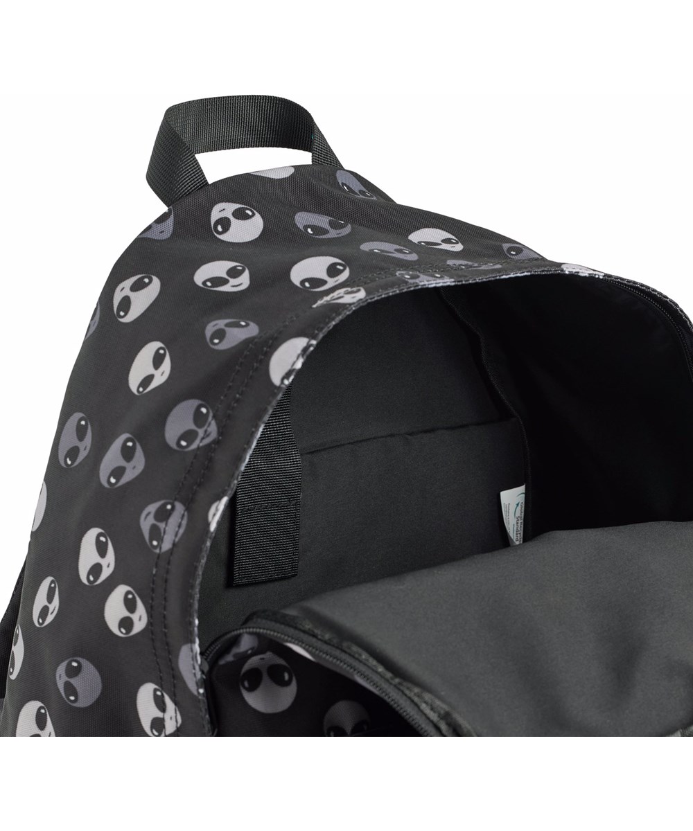 Backpack Mio - Friendly Being - Svart ryggsäck för barn med tryck av gråa utomjordingar.