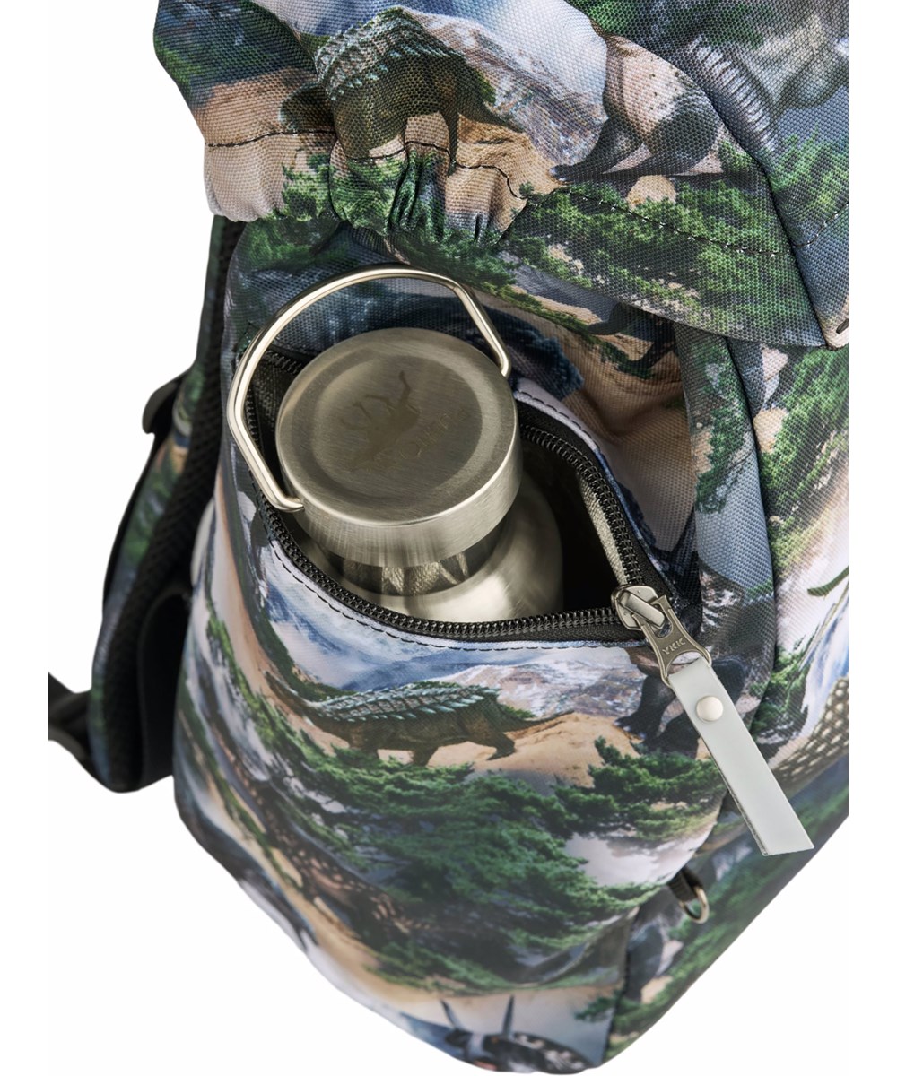 Backpack School - Mountain Dino - Grön/grå skolväska med ett tryck av ett dinosaurielandskap i slitstark polyester med en vattenavvisande yta
