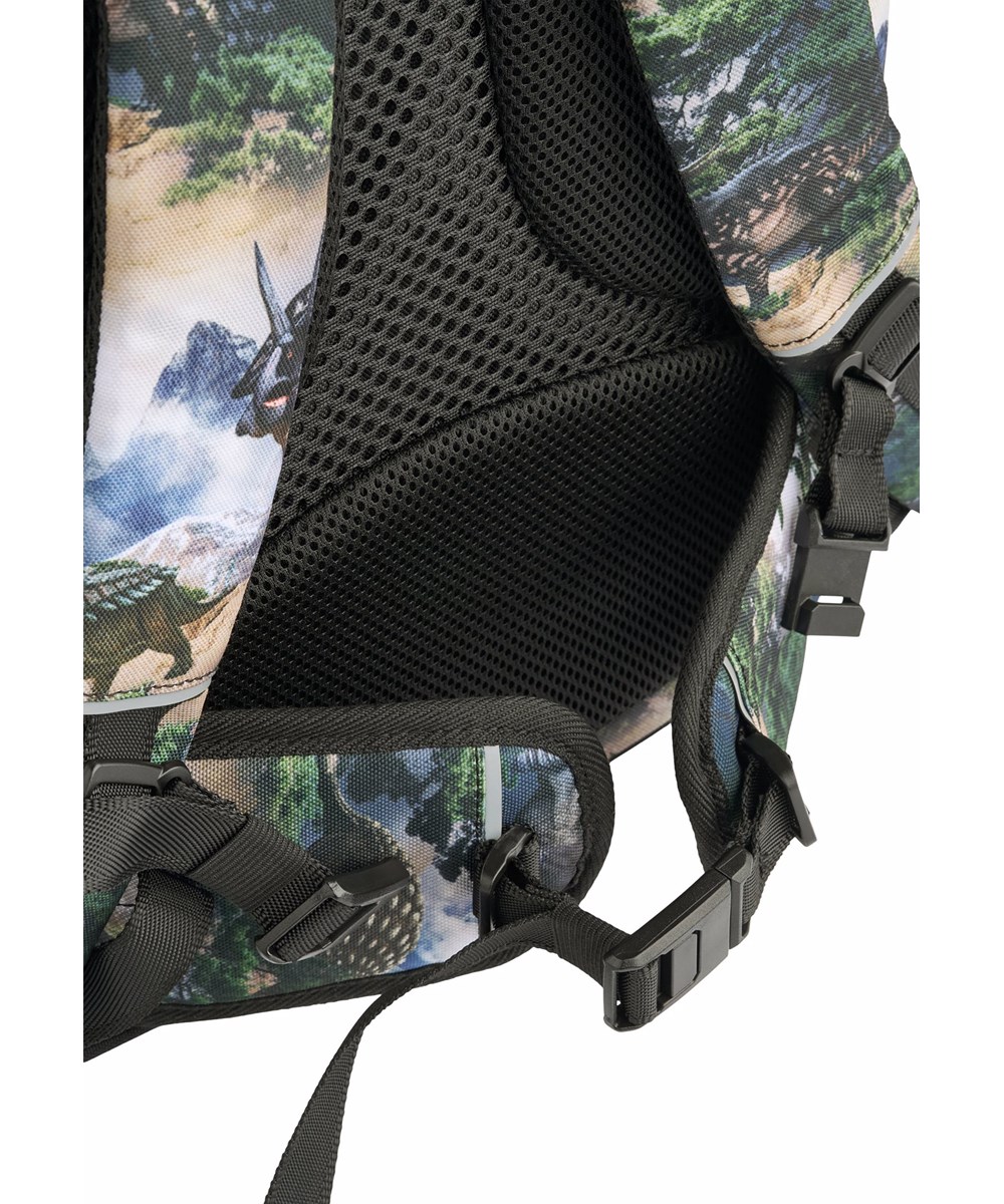 Backpack School - Mountain Dino - Grön/grå skolväska med ett tryck av ett dinosaurielandskap i slitstark polyester med en vattenavvisande yta