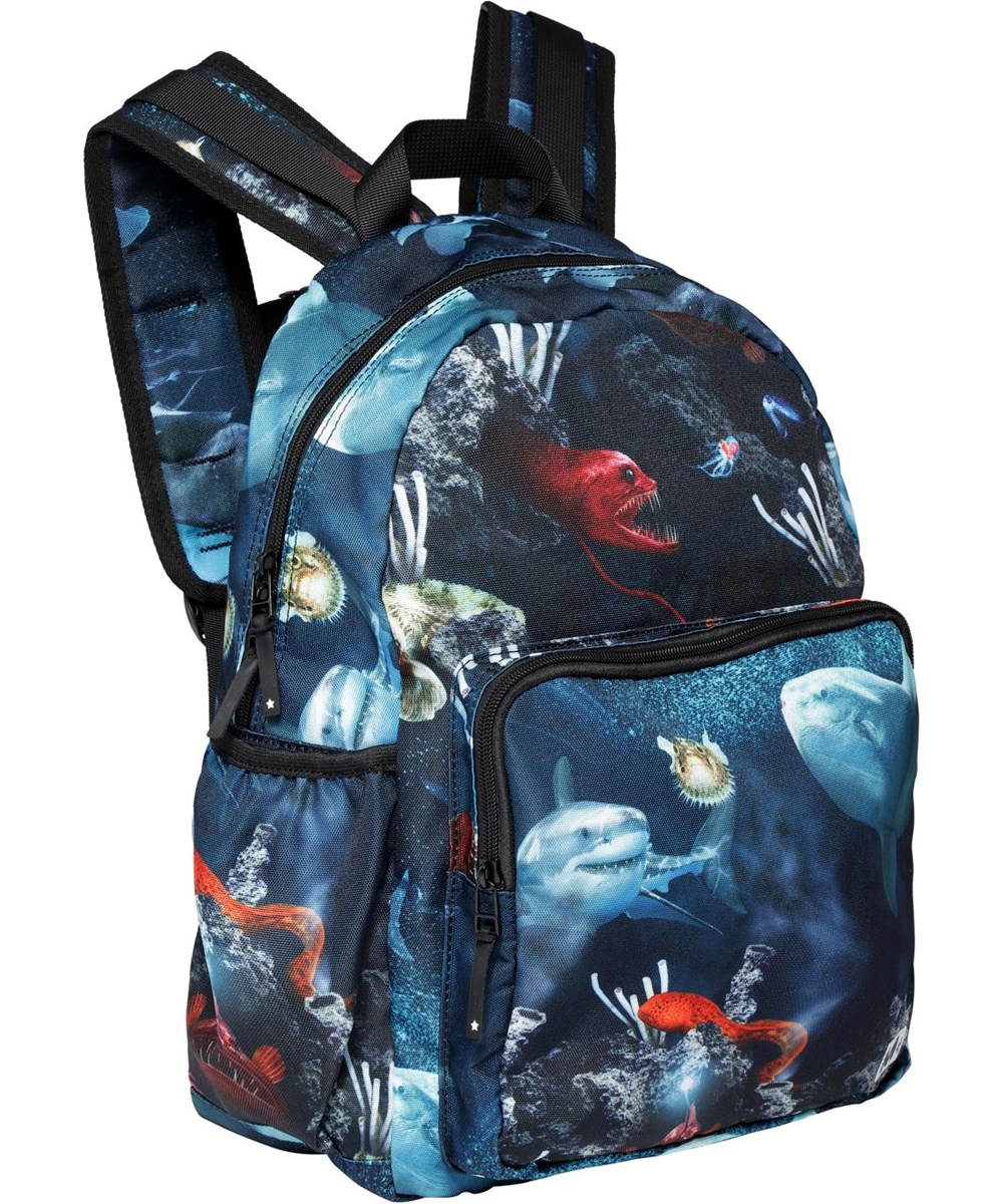 Big Backpack - Deep Sea - Blå återvunnen ryggsäck med fiskar