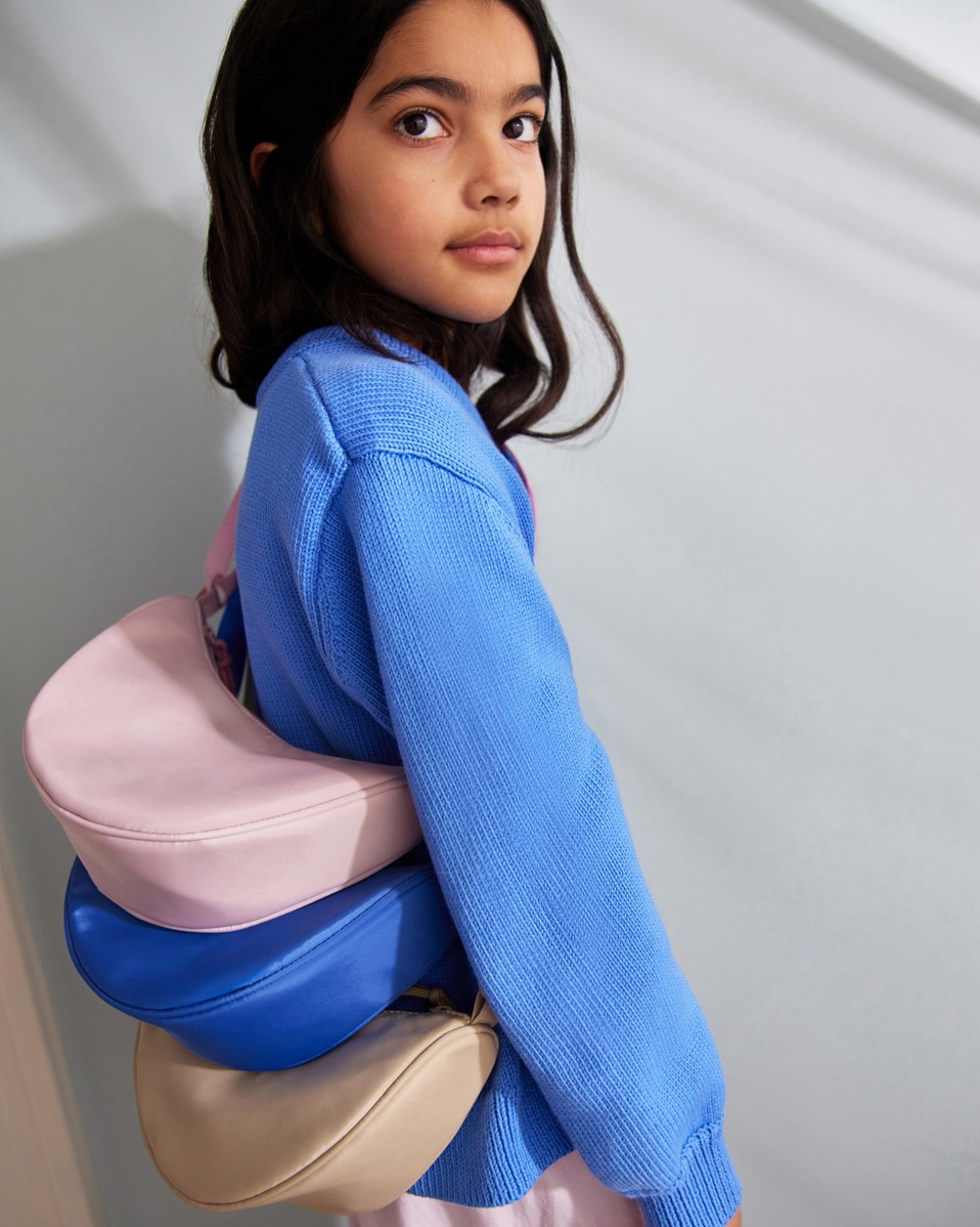 Crescent Bag - Retro Blue - Blå väska med halvmåneform för barn.