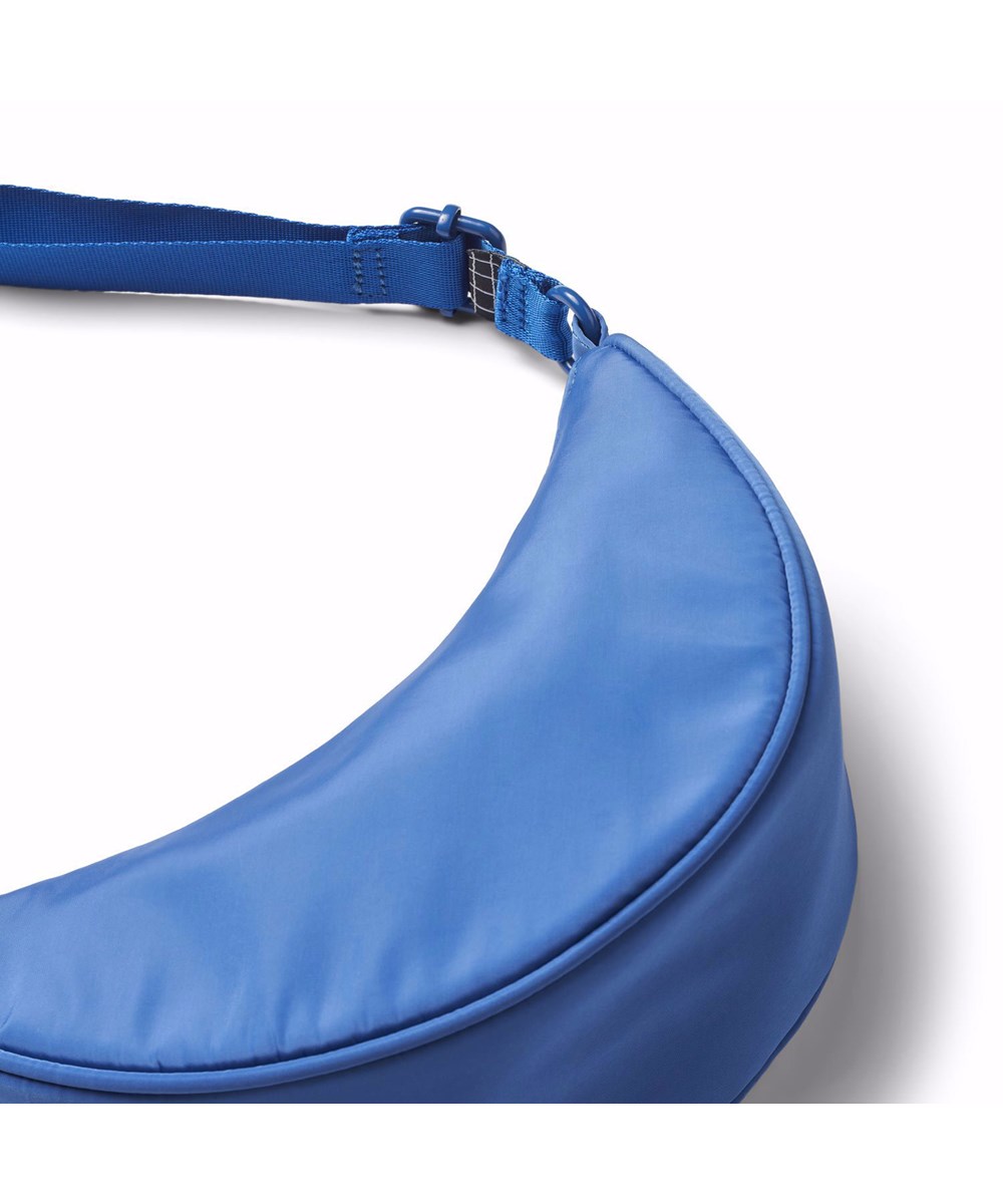 Crescent Bag - Retro Blue - Blå väska med halvmåneform för barn.