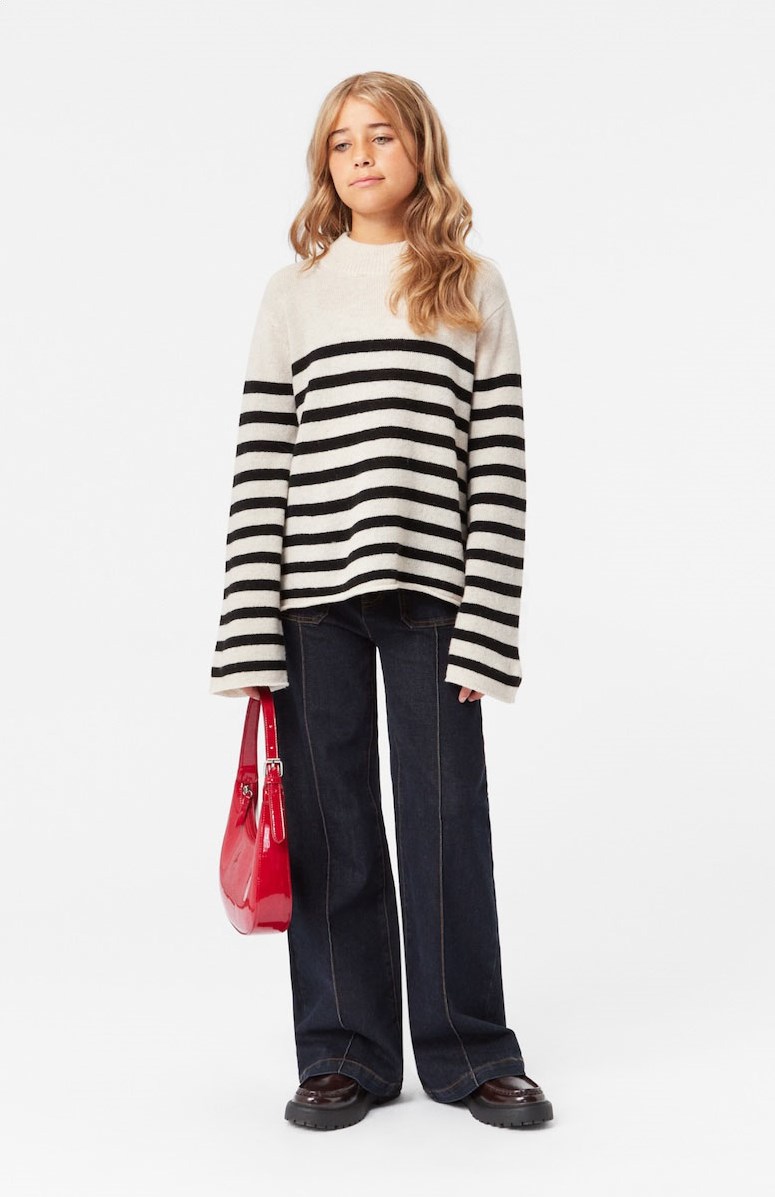 Jada Bag - Velvety - Röd axelväska med böjd form, glansig yta och justerbar rem.