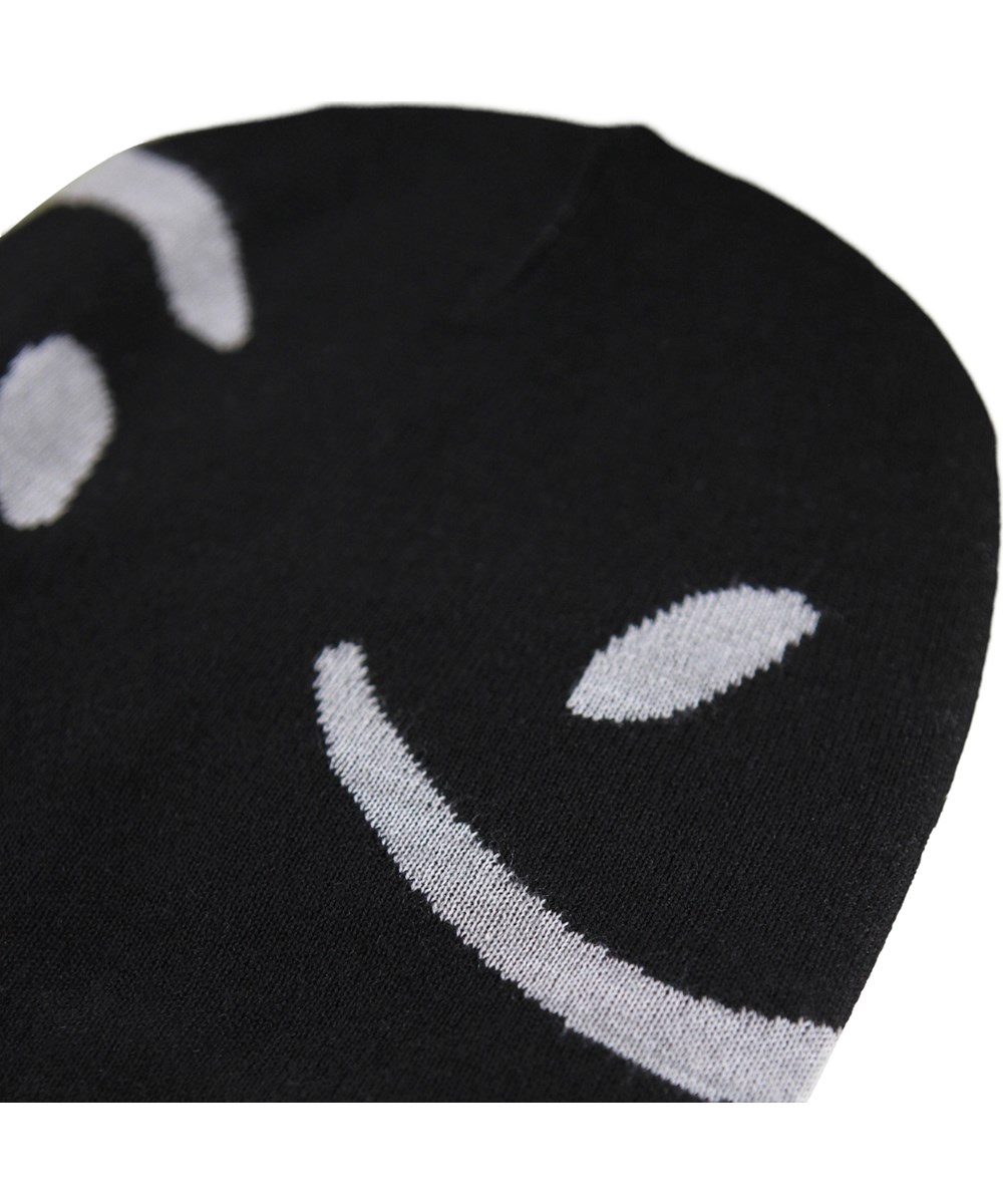 Colder - Black - Zwarte gebreide kindermuts met off-white lachende gezichten.