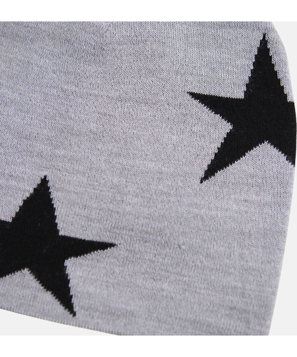 Colder - Grey Melange - Grijze gebreide kindermuts met zwarte sterren.