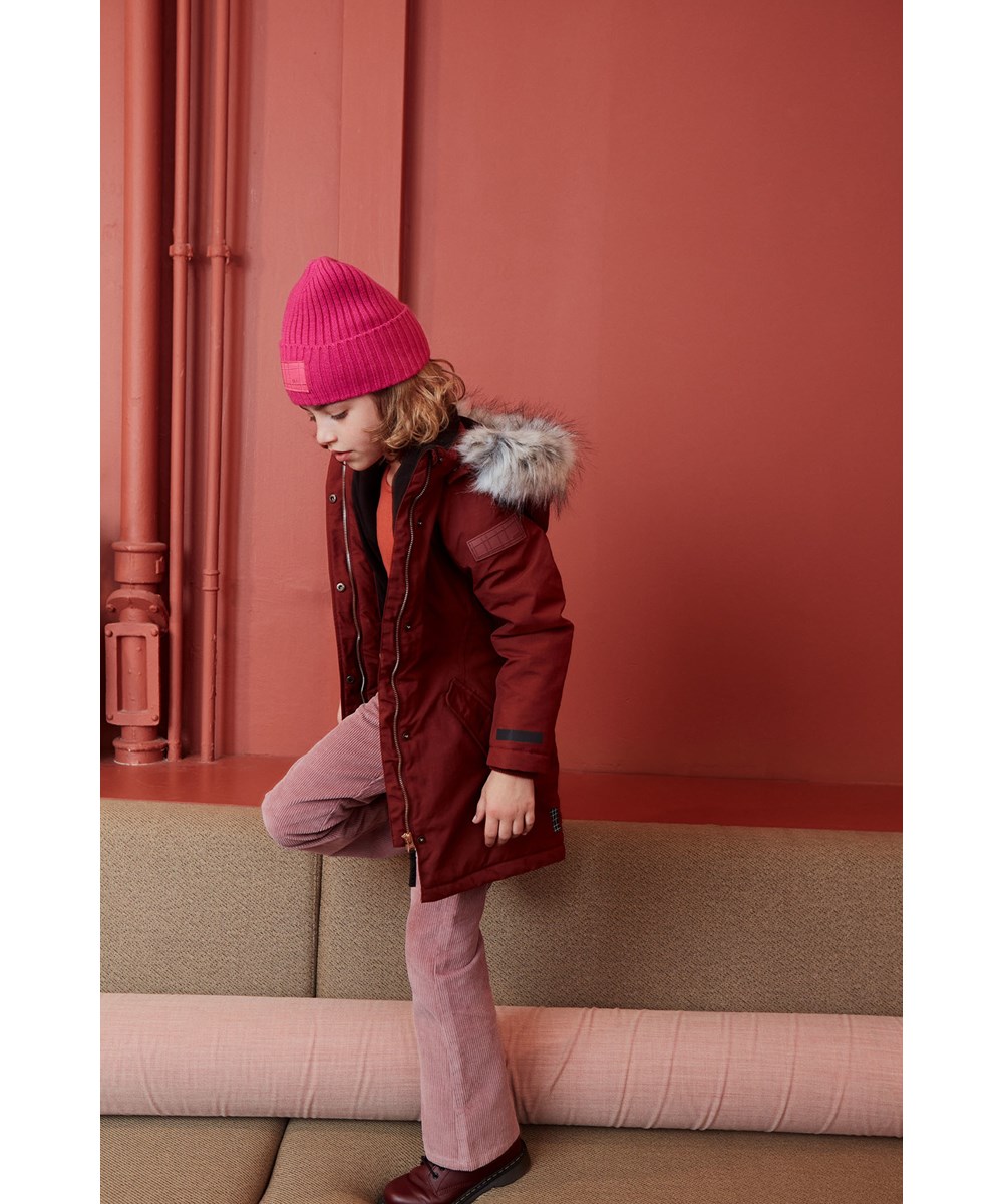 Karli - Wild Pink - Gebreide kabelmuts in roze wol