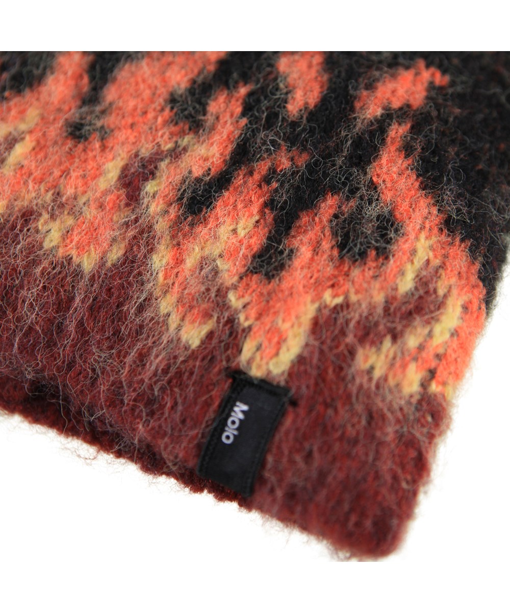 Kavan - Flames - Zwarte pluizigek kindermuts gemaakt van een alpacawolmix met een rood vlammenpatroon.