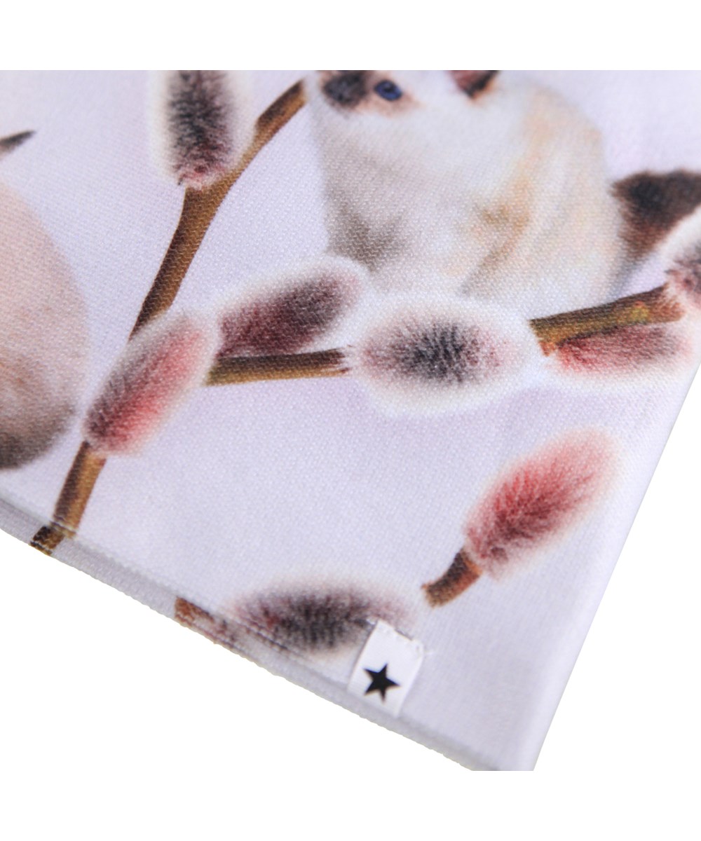 Kaya - Willow Cat - Lichtgrijze set voor kinderen met een muts en handschoenen met een print van katten en takken.