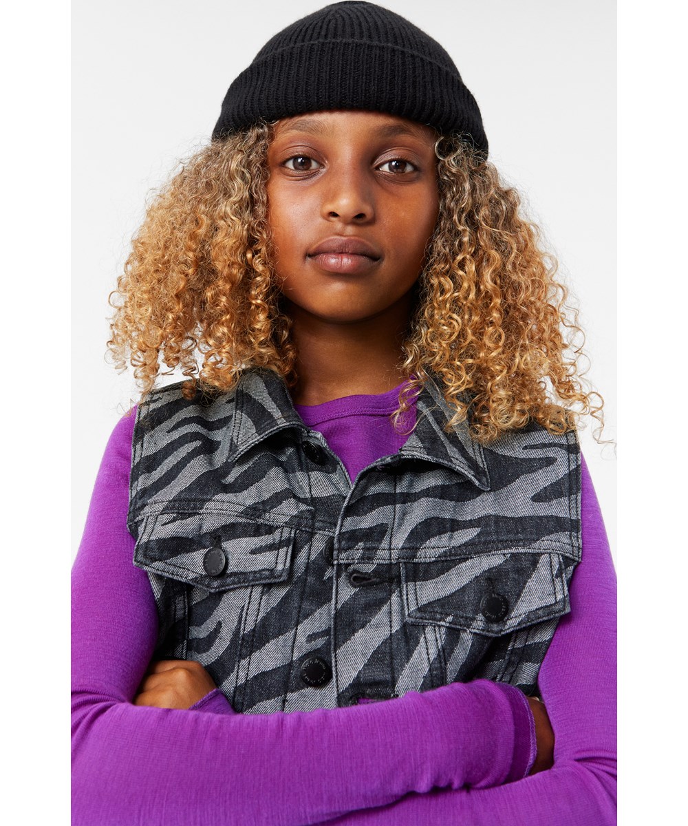 Keilo - Black - Zwarte gebreide wollen muts met het logo van Molo op de omslag.