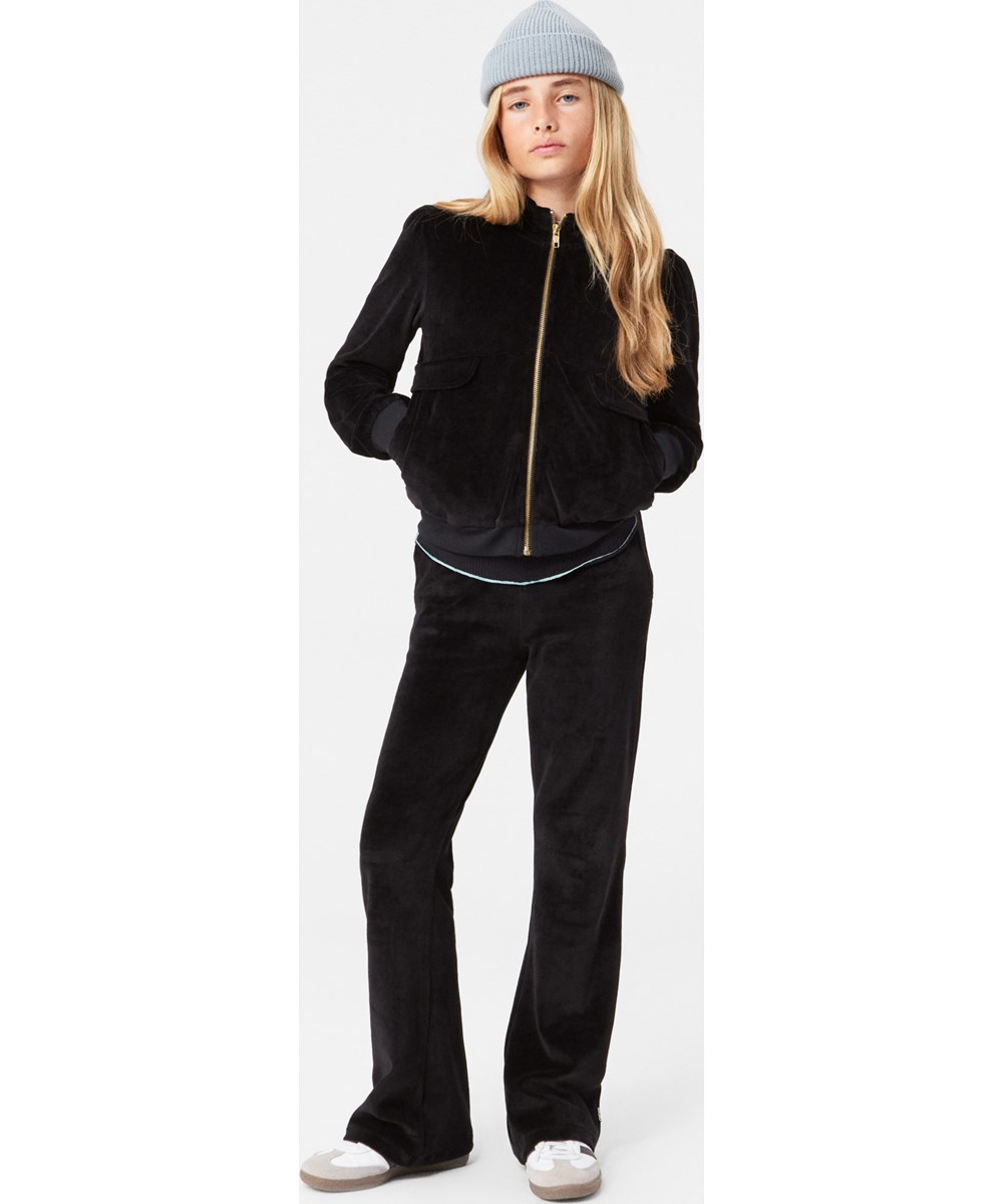 Keilo - Dusty Blue - Blauwe geribbelde wollen muts met het logo van Molo op de omslag.