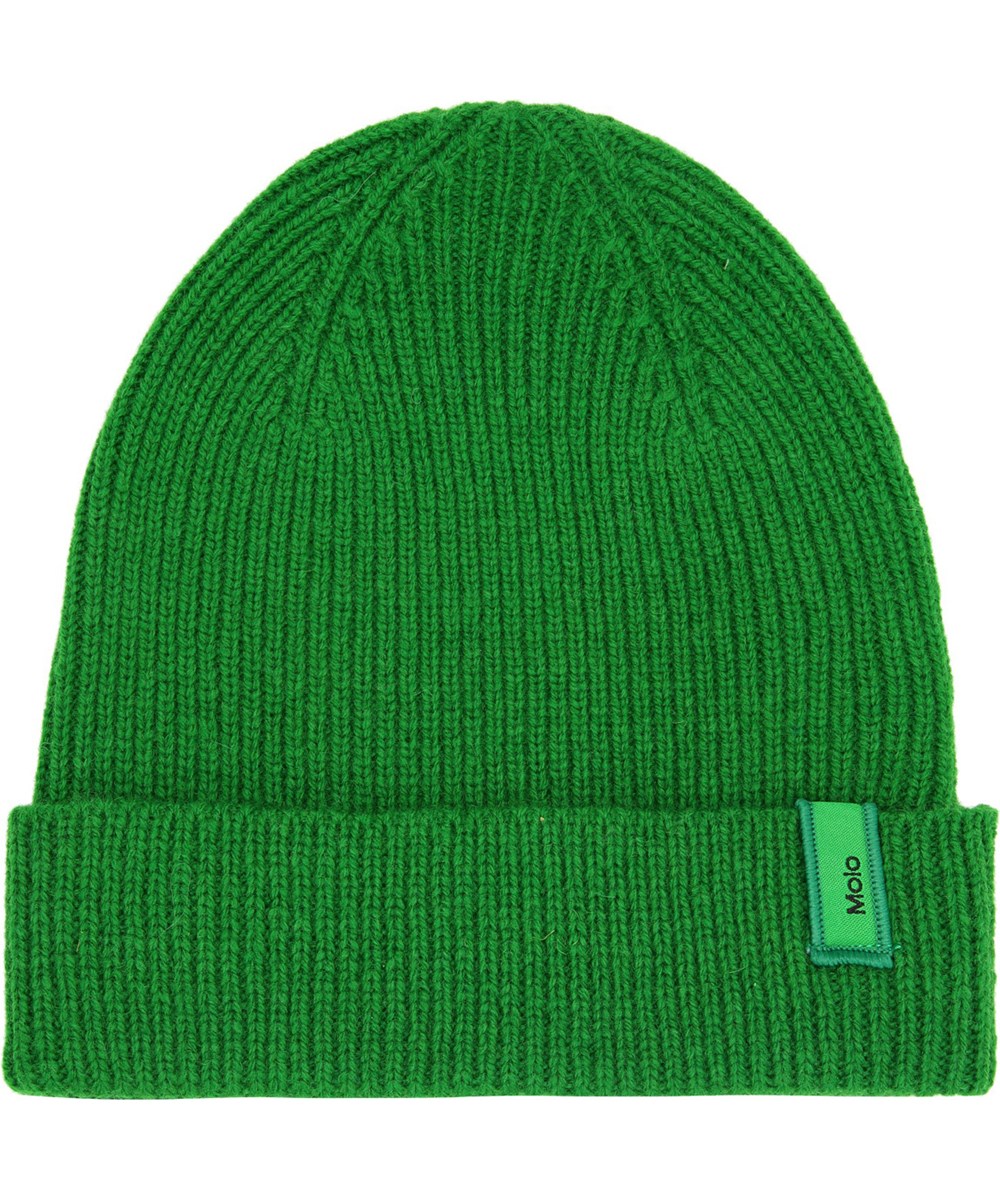 Keilo - Fresh Pine - Groene geribbelde gebreide wollen muts met het logo van Molo op de omslag.