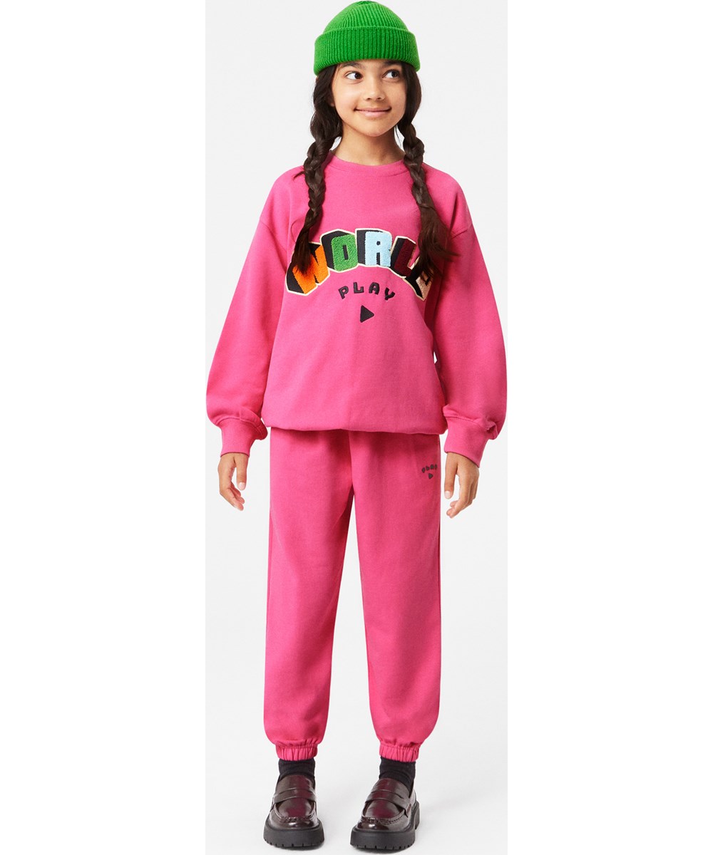 Keilo - Fresh Pine - Groene geribbelde gebreide wollen muts met het logo van Molo op de omslag.