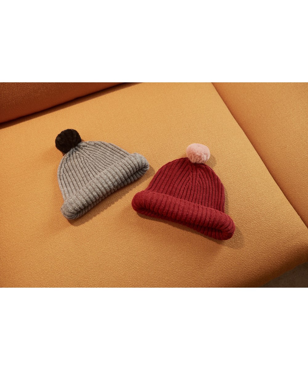 Kikki - Warm Grey Melange - Grijze gebreide must met een imitatiebont pompom