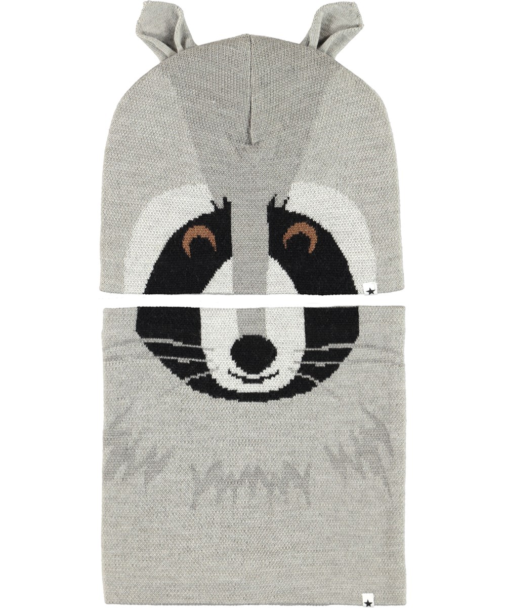 Kleo - Grey Melange - Grijze muts and colsjaal met een wasbeer motief