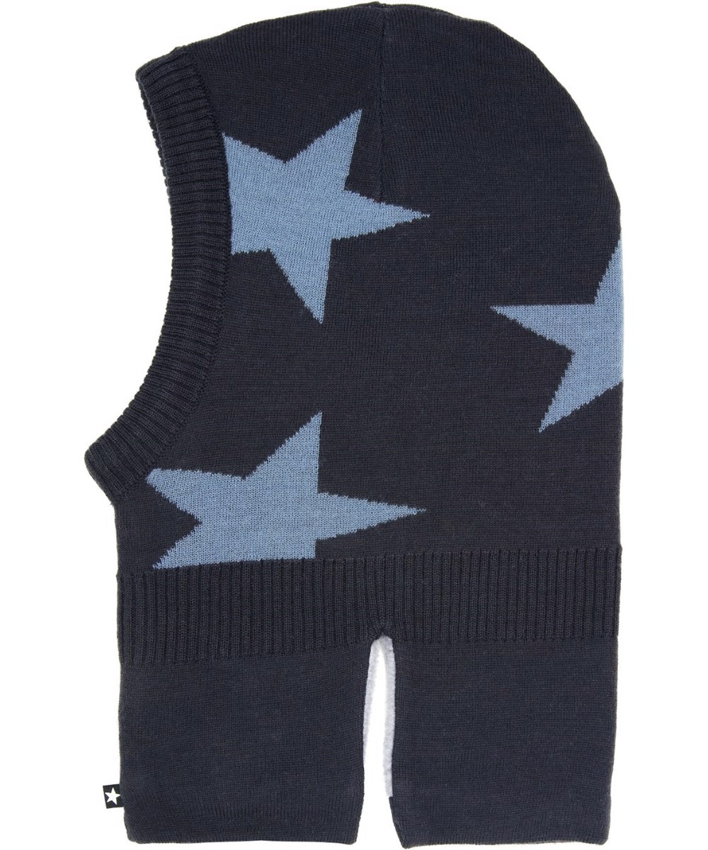 Snow - Dark Night - Donkerblauwe bivakmuts met blauwe intarsia sterren in een zachte wolmix met fleece voering.