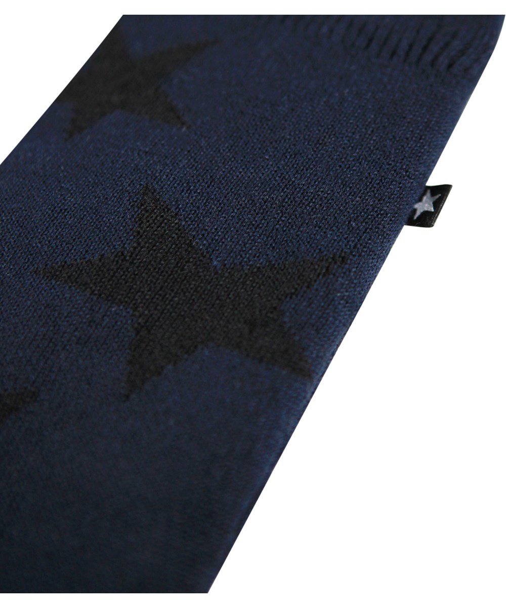 Snowfall - Night Navy - Donkerblauwe gebreide kinderwanten met zwarte sterren.
