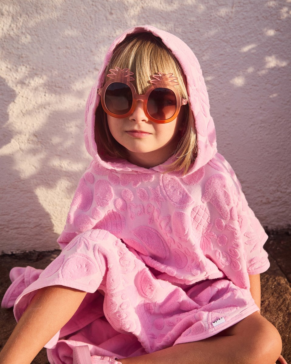 Beach Cover Up - Fruity Towelling - Roze kinderponcho met capuchon voor naar het strand van zacht katoenen badstof met een patroon van exotisch fruit.