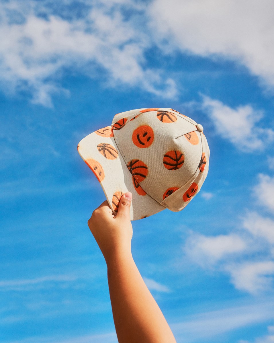 Big Shadow - Fun Play - Beige pet met oranje basketbalprint voor kinderen.