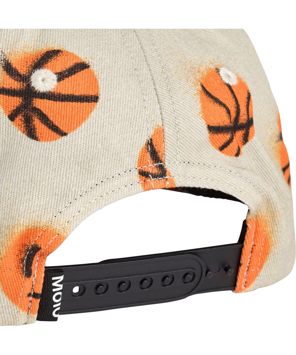 Big Shadow - Fun Play - Beige pet met oranje basketbalprint voor kinderen.