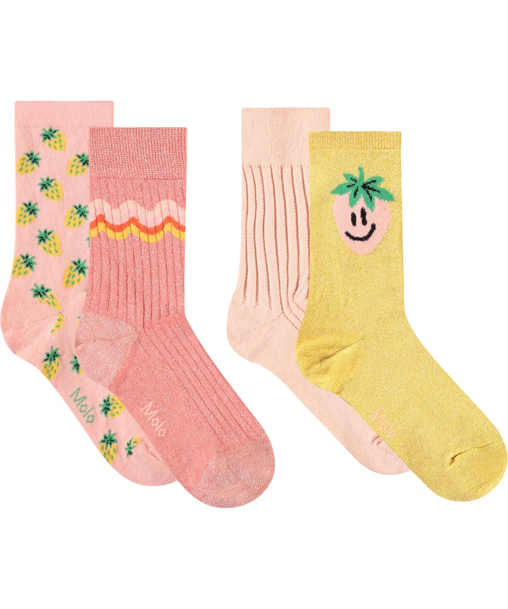 Nomi 4-pack - Warm Coral - Set van 4 paar kindersokken in roze en gele tinten met aardbeienprint.