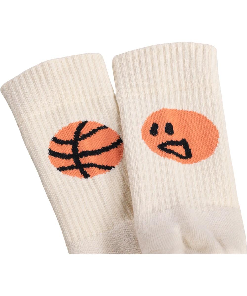 Norman - Bouncy Sand - 2-pack sokken voor kinderen gemaakt van zwarte en crèmekleurige katoen met basketbalmotief
