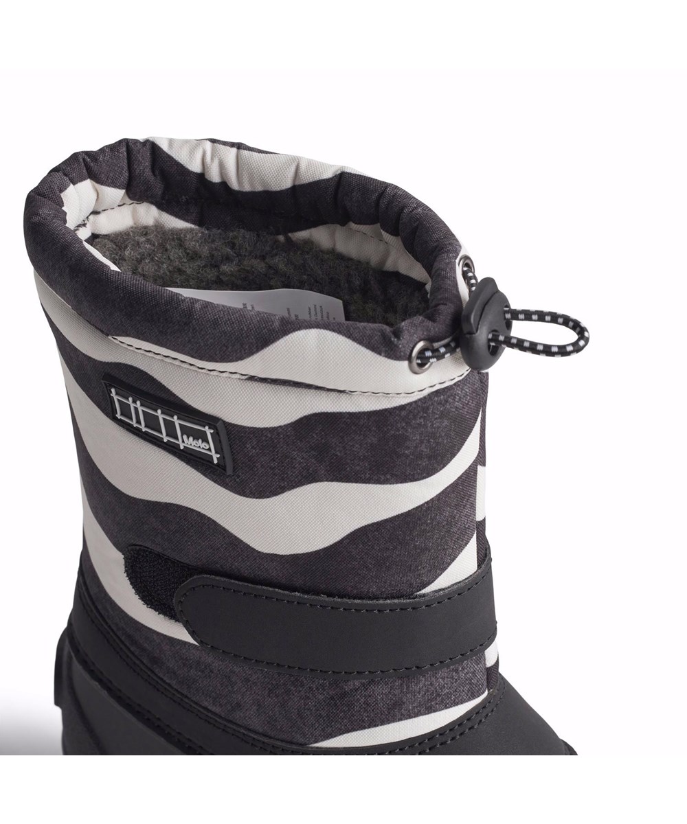 Driven - Zebra - Praktische winterlaarzen voor kinderen in zebrastrepen met een stevige en antislip zwarte zool.