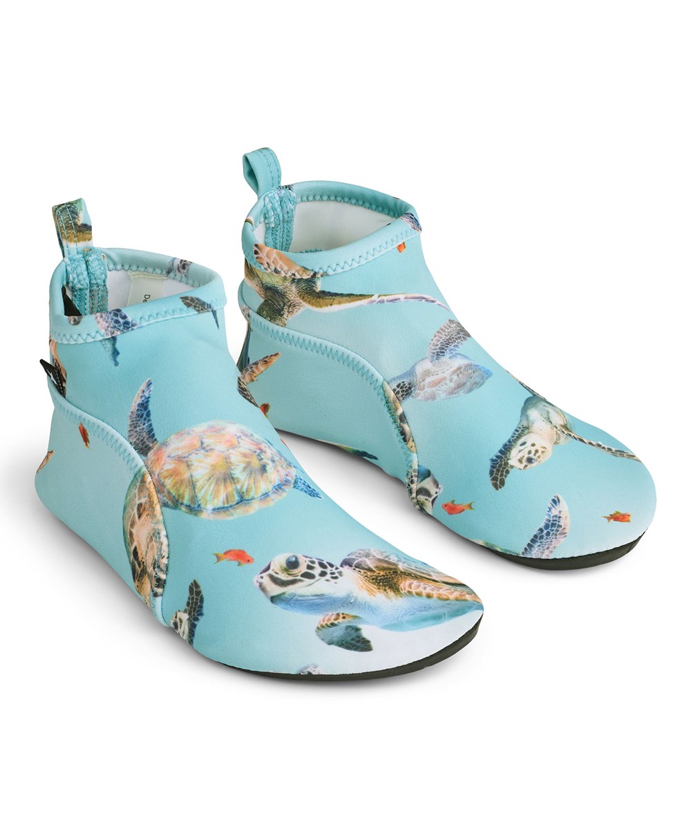 Zimba - Baby Turtles - Lichtgewicht waterschoenen voor kinderen van gerecycled polyester, die kleine voetjes beschermen tegen scherpe schelpen en kiezels terwijl ze voor het eerst de zee verkennen.
