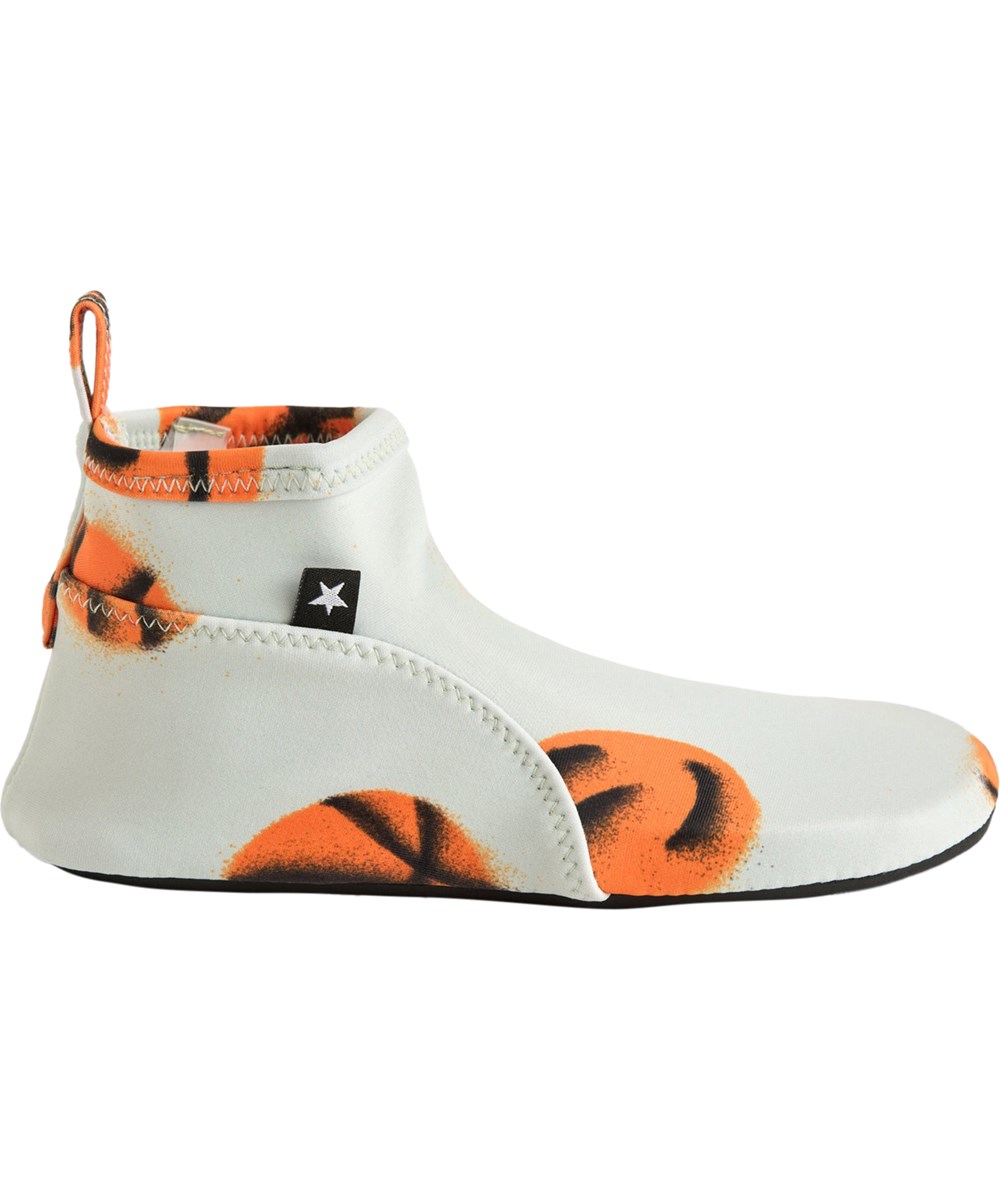 Zimba - Mini Basket - Grijze, lichte waterschoenen gemaakt van gerecycled polyester met een mandprint. Beschermt tegen schelpen en kleine stenen in het water.