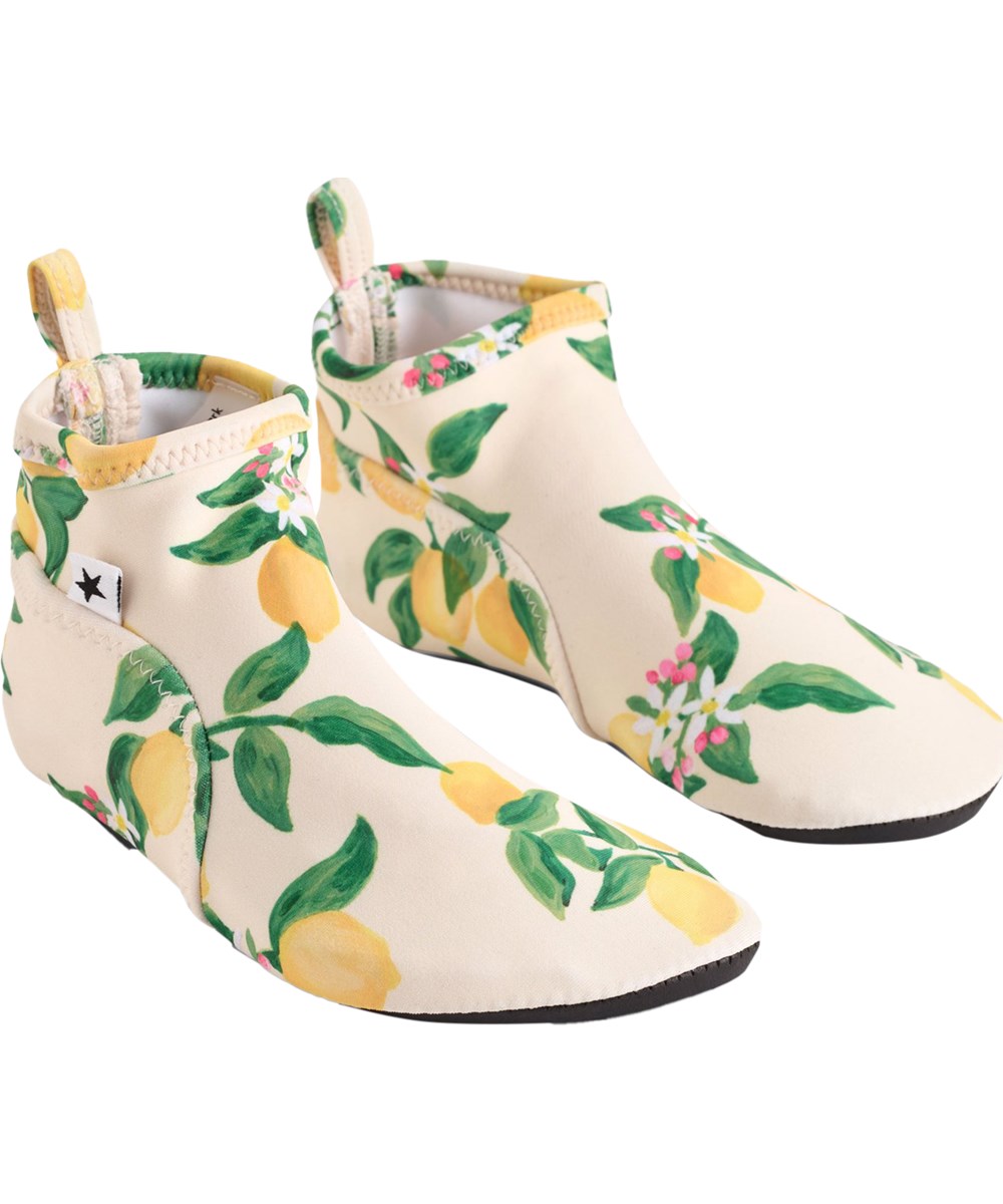 Zimba - Mini Citrus - Gele, lichte waterschoenen gemaakt van gerecycled polyester met een citrusprint. Ze beschermen tegen schelpen en kleine stenen in het water.
