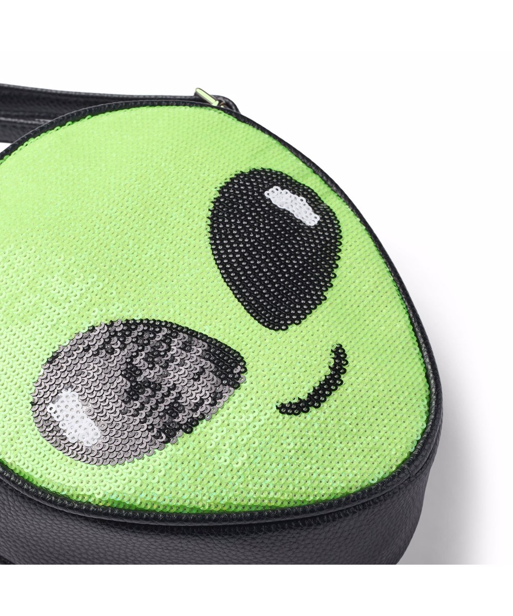 Alien Bag - Fluo Green - Leuke buitenaardse tas voor kinderen in het zwart met een vrolijke groene pailletten alien aan de voorkant.