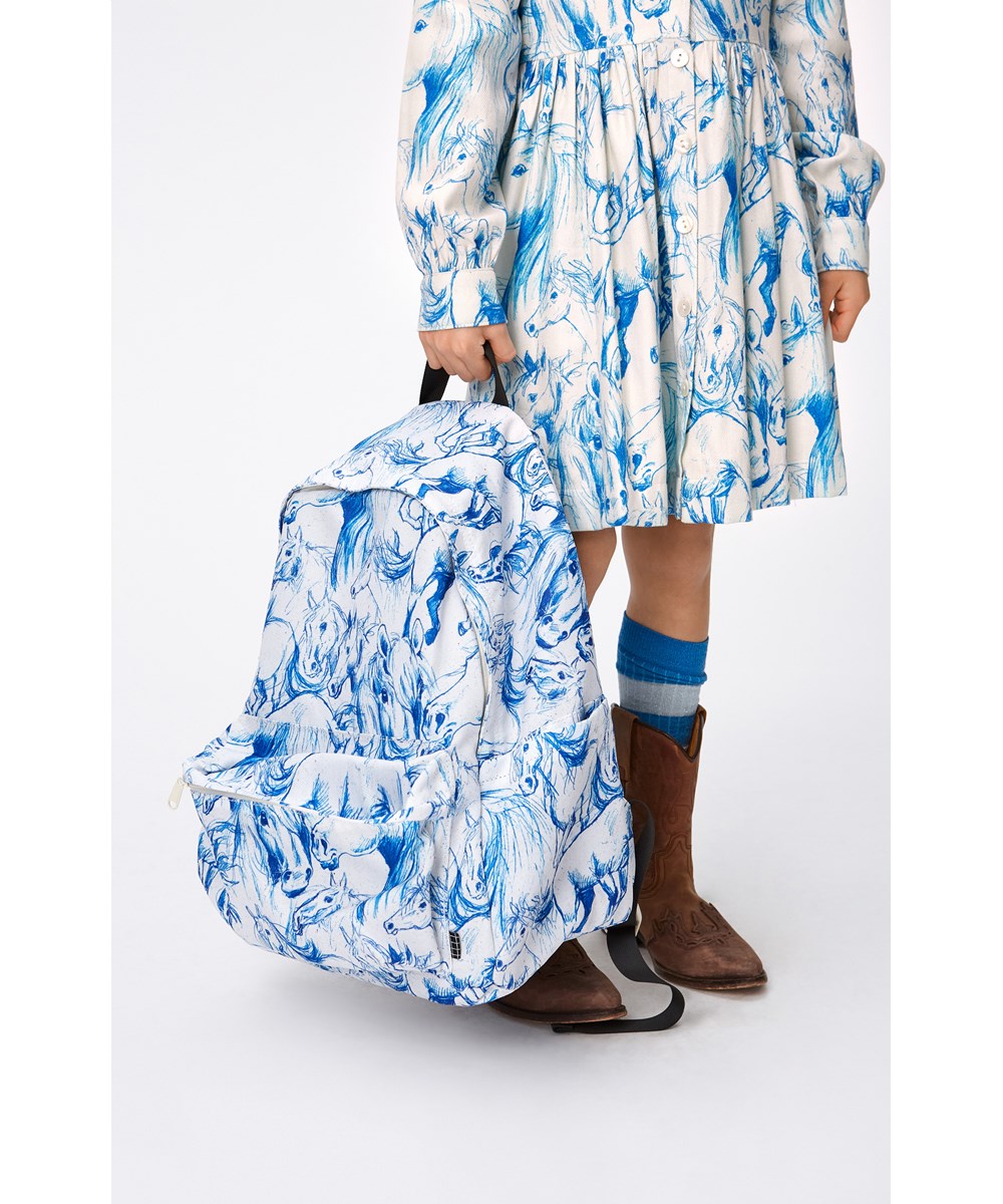 Backpack Mio - Blue Horses - Witte rugzak met een print van geschetste paarden in 100% gerecycled polyester