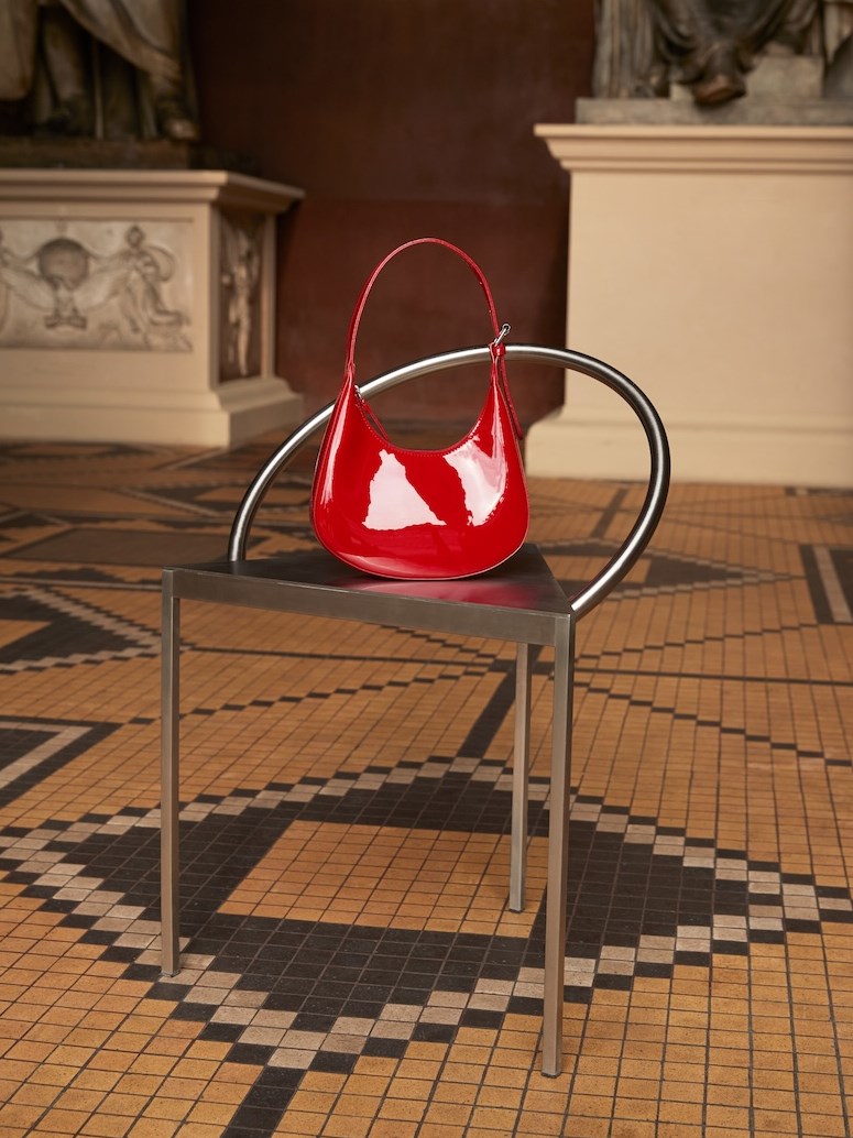 Jada Bag - Velvety - Rode schoudertas met gebogen vorm, glanzende afwerking en verstelbare band.