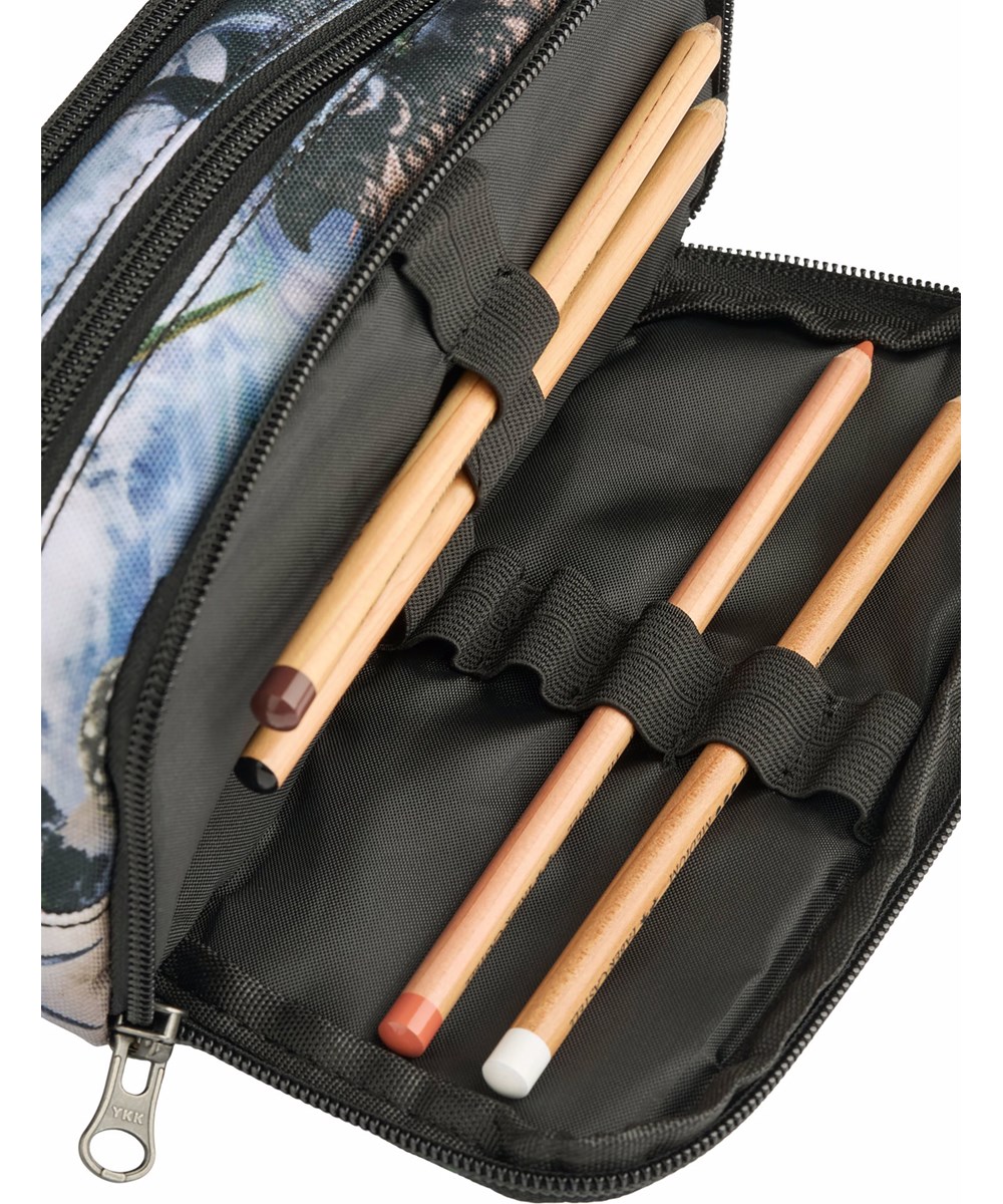 Pencil Cas - Mountain Dino - Praktische etui met print van dinosauriërslandschap in groene en grijze tinten