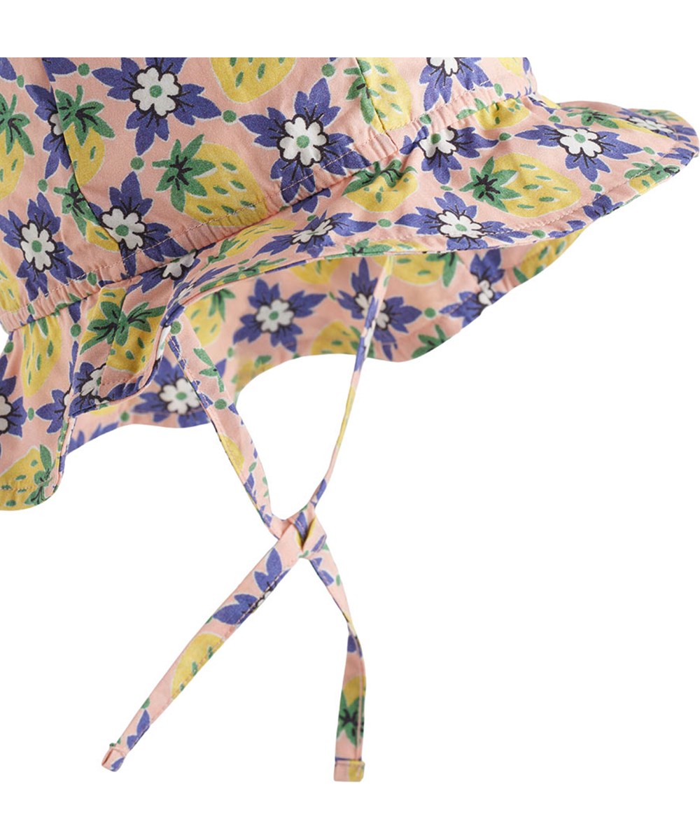 Noel - Vintage Berries - Baby hat with brim in organic cotton and print of strawberries and flowers.